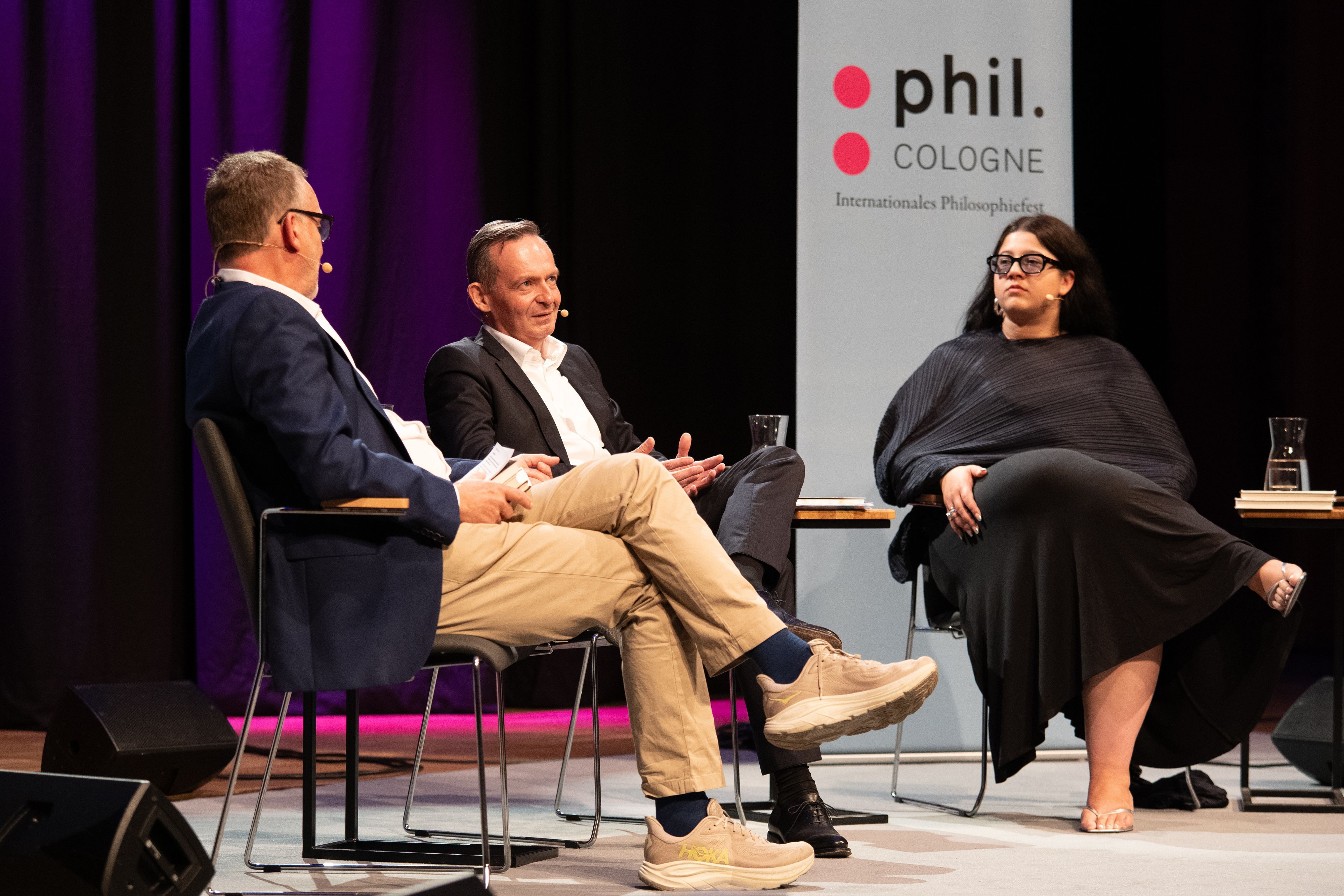 Volker Wissing (Mitte), Yasmine M'Barek und Frank Plasberg bei der phil.Cologne.