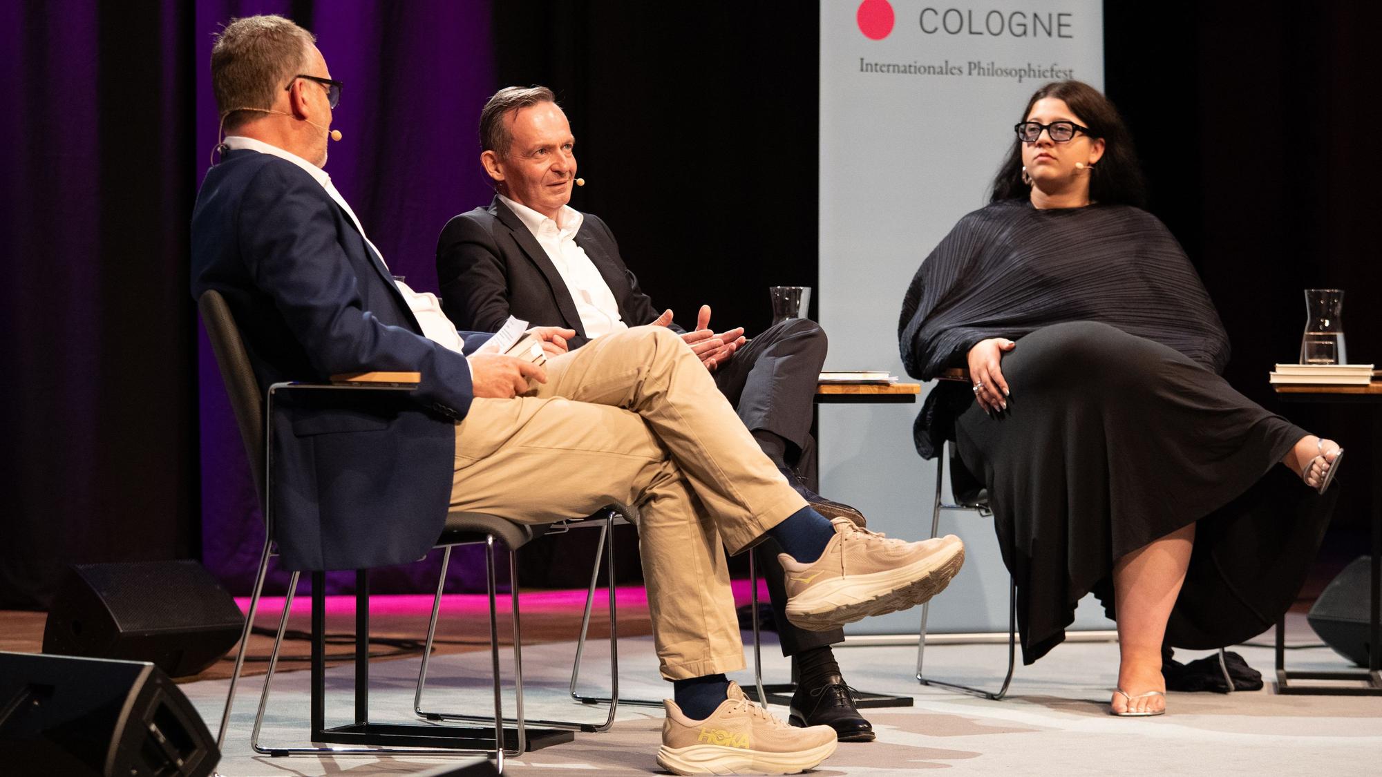 Volker Wissing (Mitte), Yasmine M'Barek und Frank Plasberg bei der phil.Cologne.
