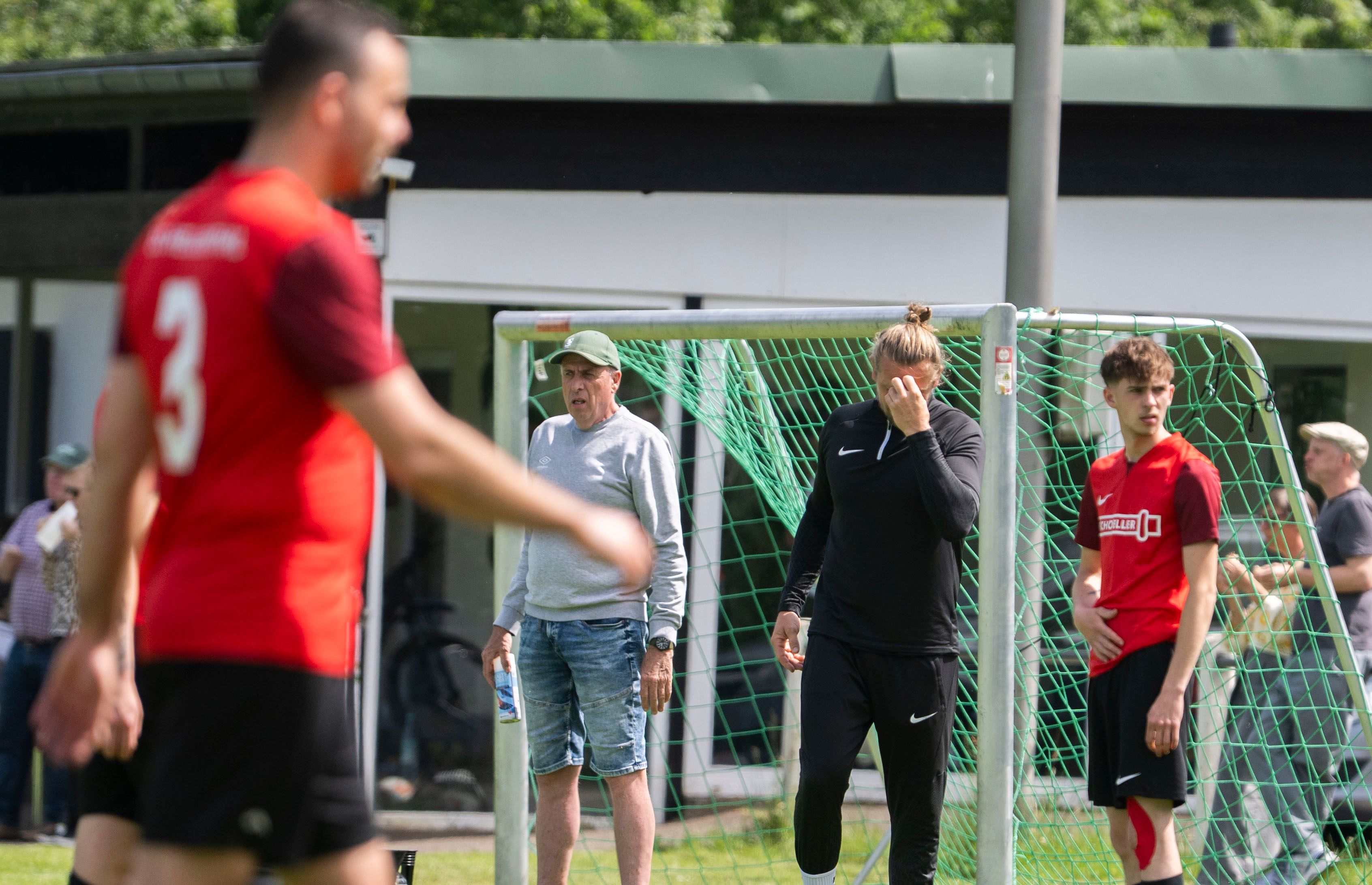 Trainer Thomas Valtinke hält sich die Hans vors Gesicht.