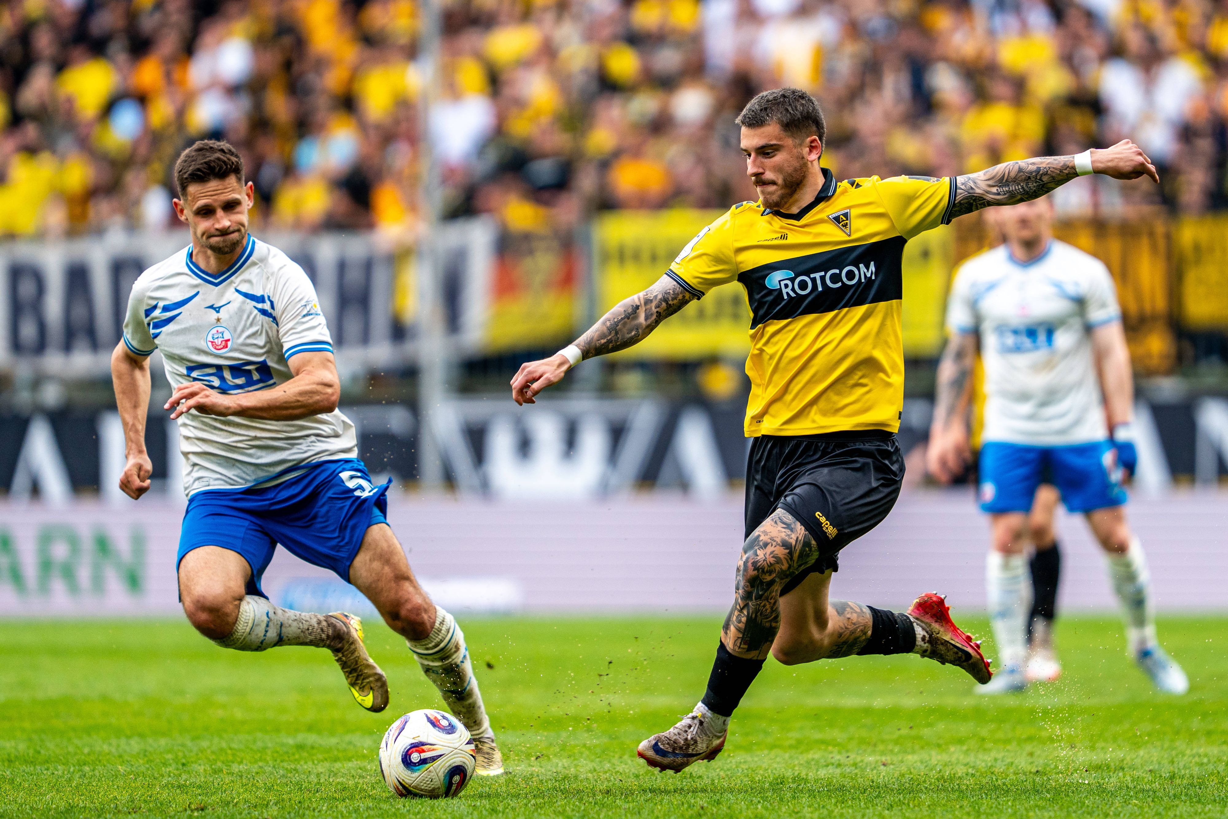 Niklas Horst Castelle Alemannia Aachen, 30 und Marco Schuster FC Hansa Rostock, 05 Alemannia Aachen vs. FC Hansa Rostock, Fussball, 3. Liga, 36. Spieltag, Saison 2025/2026, 02.05.2026 DFB REGULATIONS PROHIBIT ANY USE OF PHOTOGRAPHS AS IMAGE SEQUENCES AND/OR QUASI-VIDEO Alemannia Aachen vs. FC Hansa Rostock, Fussball, 3. Liga, 36. Spieltag, Saison 2025/2026, 02.05.2026 Aachen *** Niklas Horst Castelle Alemannia Aachen, 30 and Marco Schuster FC Hansa Rostock, 05 Alemannia Aachen vs FC Hansa Rostock, Football, 3 Liga, Matchday 36, Season 2025 2026, 02 05 2026 DFB REGULATIONS PROHIBIT ANY USE OF PHOTOGRAPHS AS IMAGE SEQUENCES AND OR QUASI VIDEO Alemannia Aachen vs FC Hansa Rostock, Football, 3 Liga, Matchday 36, Season 2025 2026, 02 05 2026 Aachen Copyright: xEibner-Pressefoto/J.xDerondeaux EP_JDU