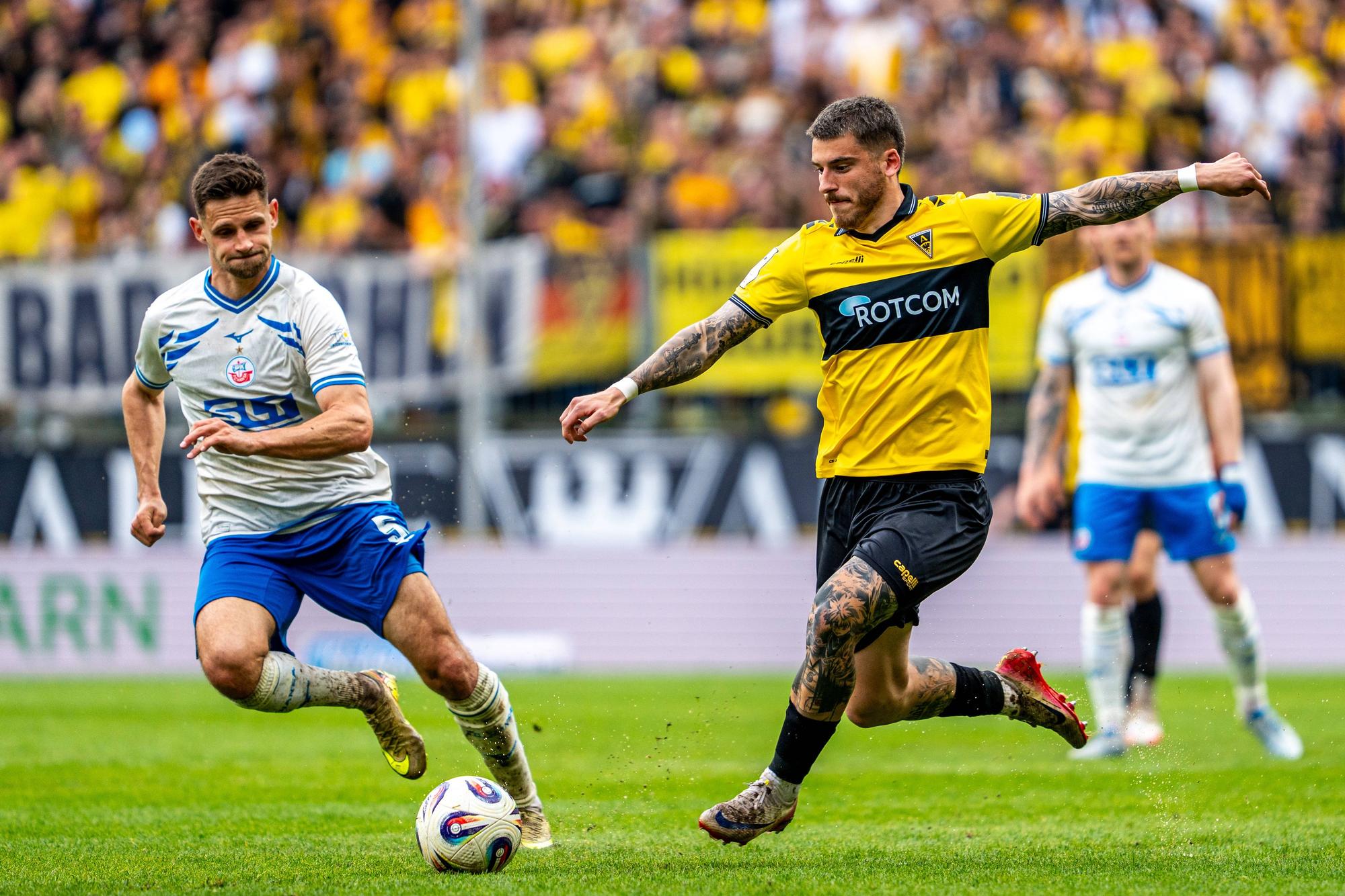 Niklas Horst Castelle Alemannia Aachen, 30 und Marco Schuster FC Hansa Rostock, 05 Alemannia Aachen vs. FC Hansa Rostock, Fussball, 3. Liga, 36. Spieltag, Saison 2025/2026, 02.05.2026 DFB REGULATIONS PROHIBIT ANY USE OF PHOTOGRAPHS AS IMAGE SEQUENCES AND/OR QUASI-VIDEO Alemannia Aachen vs. FC Hansa Rostock, Fussball, 3. Liga, 36. Spieltag, Saison 2025/2026, 02.05.2026 Aachen *** Niklas Horst Castelle Alemannia Aachen, 30 and Marco Schuster FC Hansa Rostock, 05 Alemannia Aachen vs FC Hansa Rostock, Football, 3 Liga, Matchday 36, Season 2025 2026, 02 05 2026 DFB REGULATIONS PROHIBIT ANY USE OF PHOTOGRAPHS AS IMAGE SEQUENCES AND OR QUASI VIDEO Alemannia Aachen vs FC Hansa Rostock, Football, 3 Liga, Matchday 36, Season 2025 2026, 02 05 2026 Aachen Copyright: xEibner-Pressefoto/J.xDerondeaux EP_JDU
