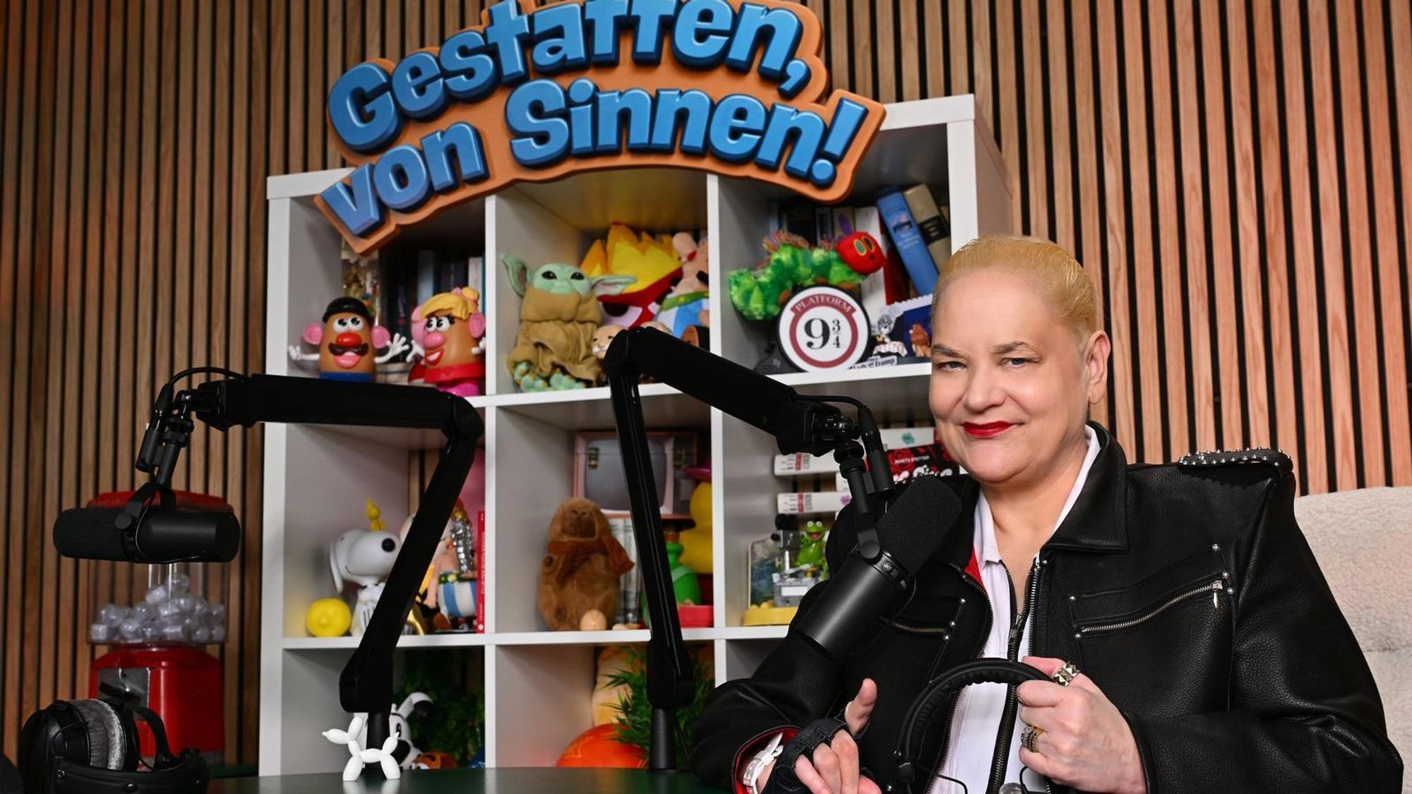 Für ihren neuen Podcast versammelt Hella von Sinnen prominente Gäste wie Mike Krüger, Evelyn Burdecki, Guido Cantz und Claudia Roth. Von Sinnen versteht das Format ausdrücklich nicht als journalistisches Interview. „Ich bin keine Journalistin. Ich bin das Helli, und ich möchte mich einfach unterhalten:“ (Bild: Willy Weber)