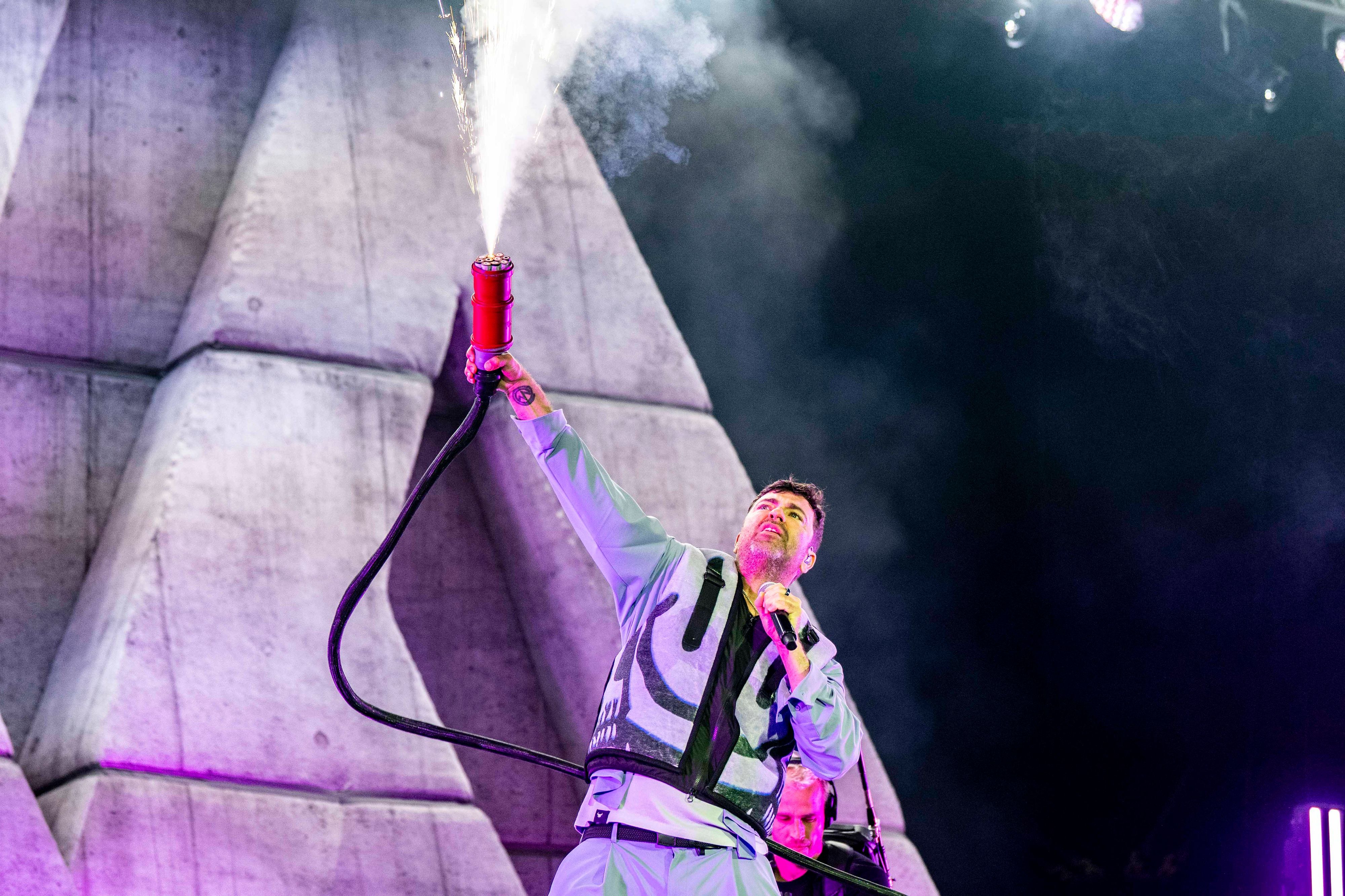 Rapper Marteria hält ein Pyro-Gerät in der Hand.