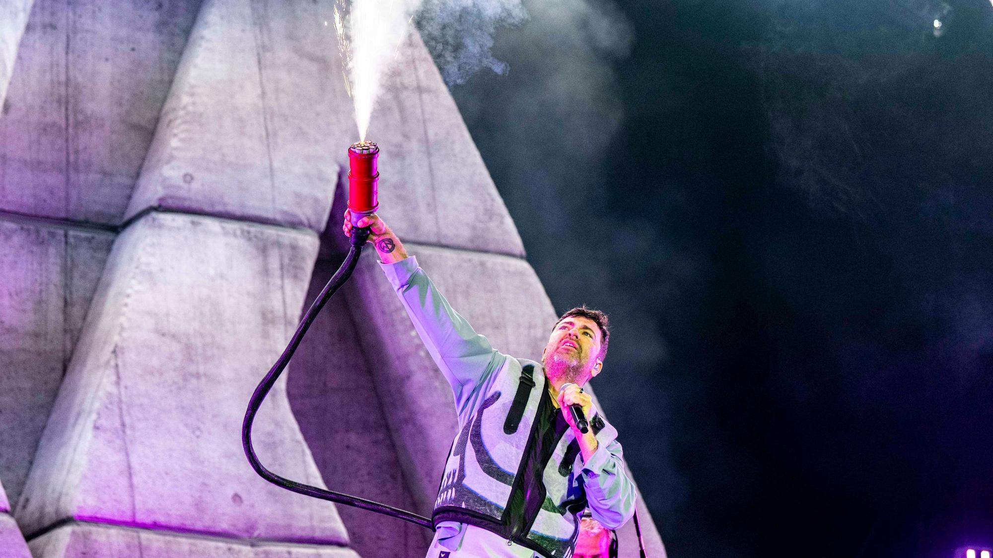 Rapper Marteria hält ein Pyro-Gerät in der Hand.