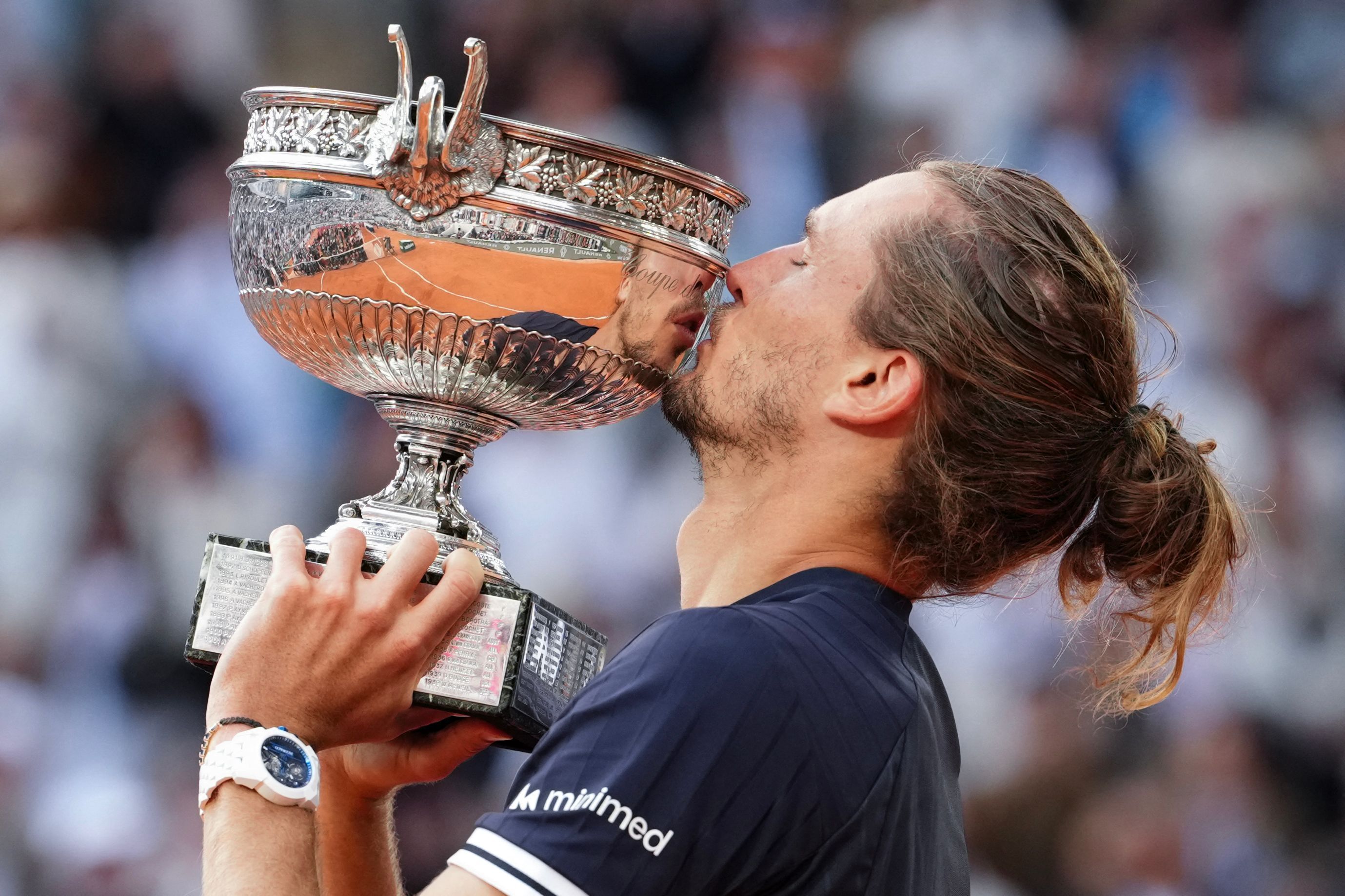 Alexander Zverev gewinnt das Finale der French Open und küsst die Trophäe.