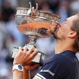 Alexander Zverev gewinnt das Finale der French Open und küsst die Trophäe.