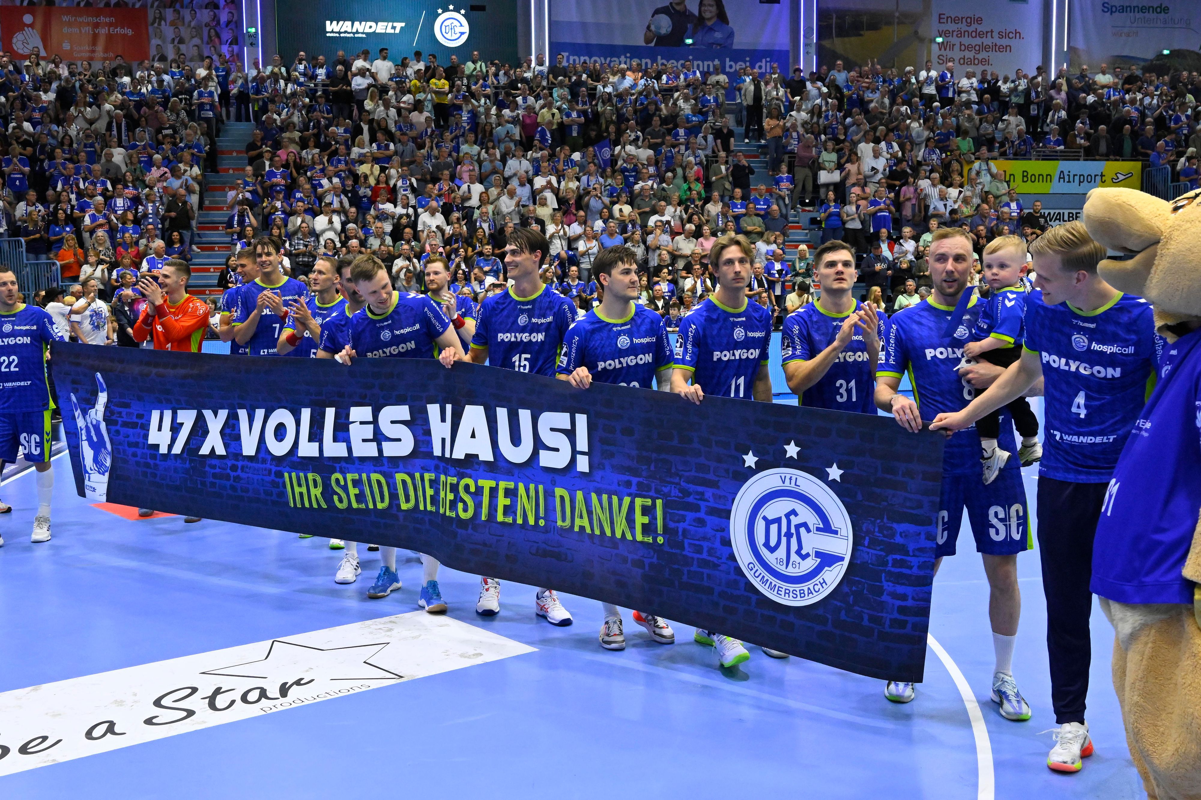 Die Mannschaft und Maskottchen Gummi bedankten sich bei den Fans mit einem Banner.