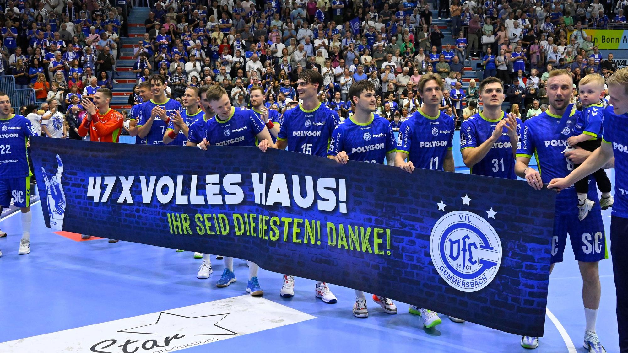 Bilder einer Handballmannschaft mit einem Transparent