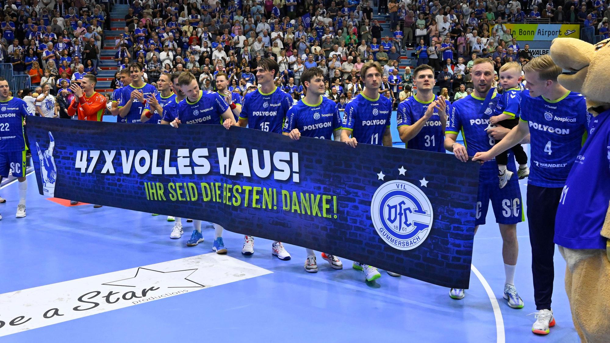 Die Mannschaft und Maskottchen Gummi bedankten sich bei den Fans mit einem Banner.