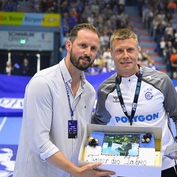 Gudjon Valur Sigurdsson und Christoph Schindler mit der Torte in der Mitte.