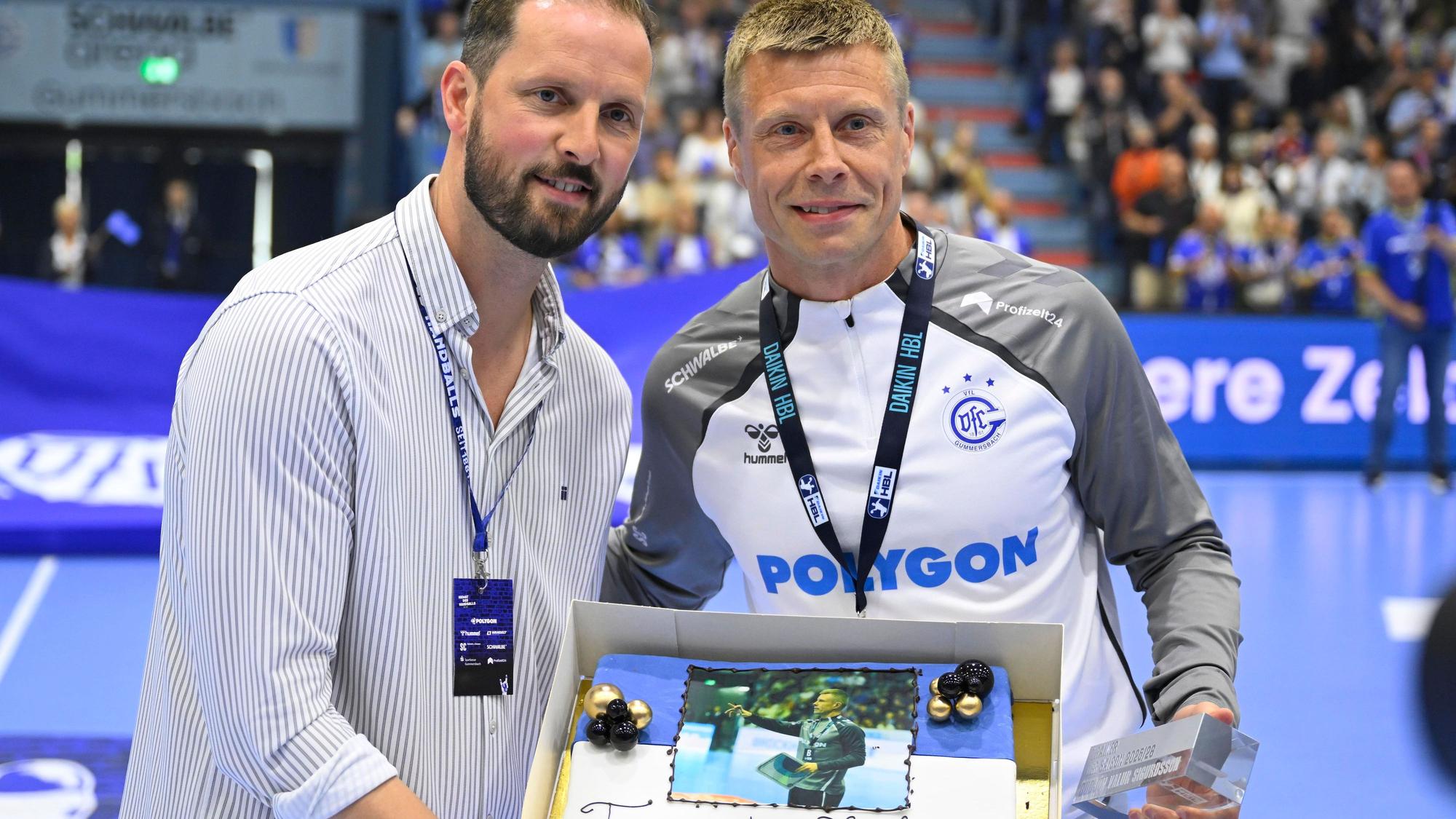 Gudjon Valur Sigurdsson und Christoph Schindler mit der Torte in der Mitte.