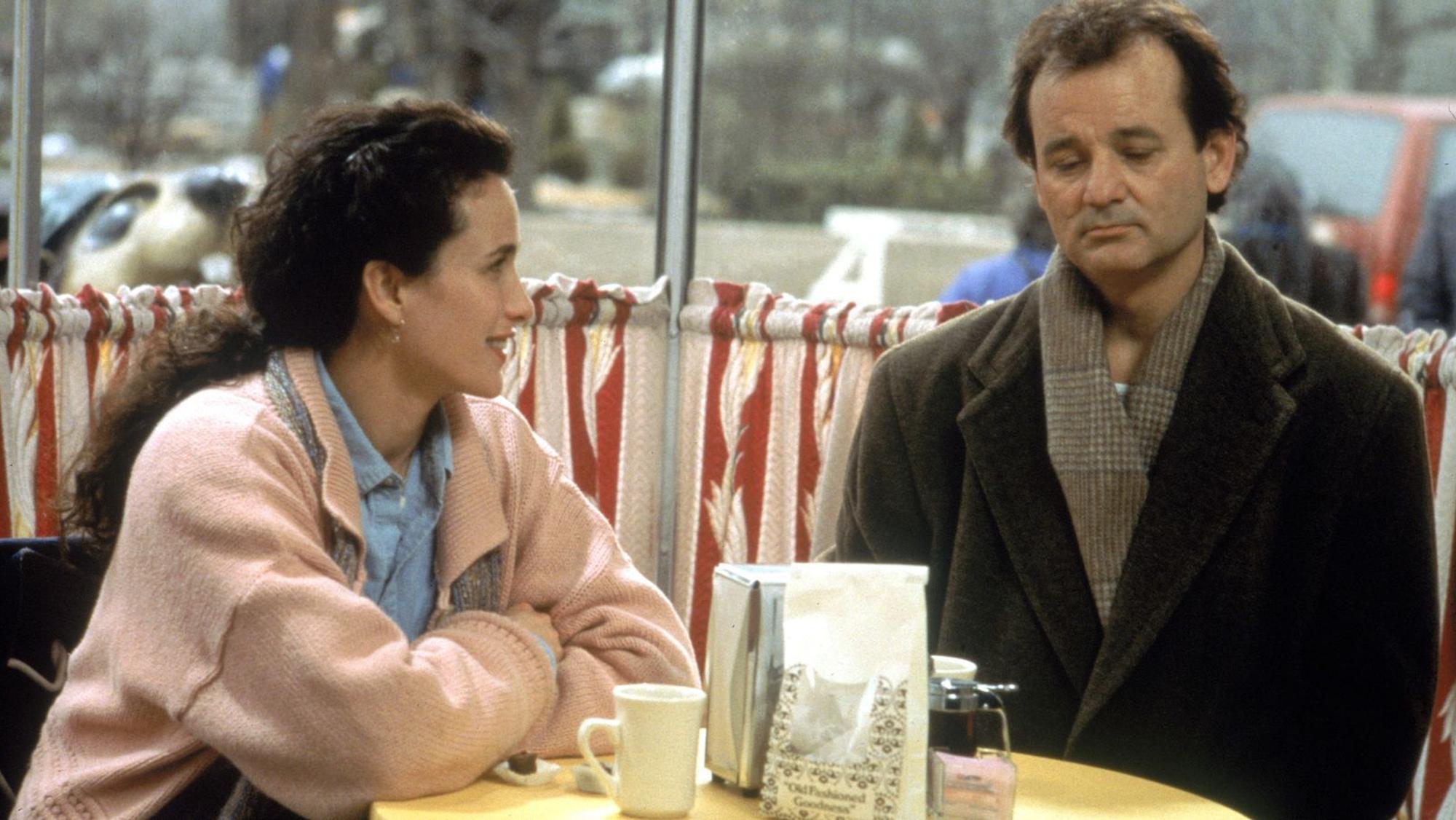 Phil (Bill Murray) ist am Ende. Der 2. Februar lässt ihn nicht mehr los. Rita (Andie MacDowell) ahnt nicht, was ihrem Kollegen widerfahren ist. (Bild: RTLZWEI)