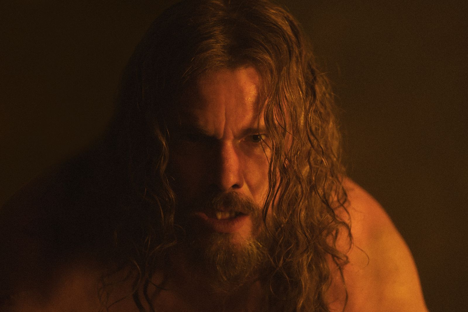 Amleths Vater, König Aurvandil (Ethan Hawke), wird von seinem eigenen Bruder Fjölnir getötet, der sich anschließend sowohl das Königreich Aurvandils als auch dessen Witwe unter den Nagel reißt.  (Bild: ZDF/Aidan Monaghan)