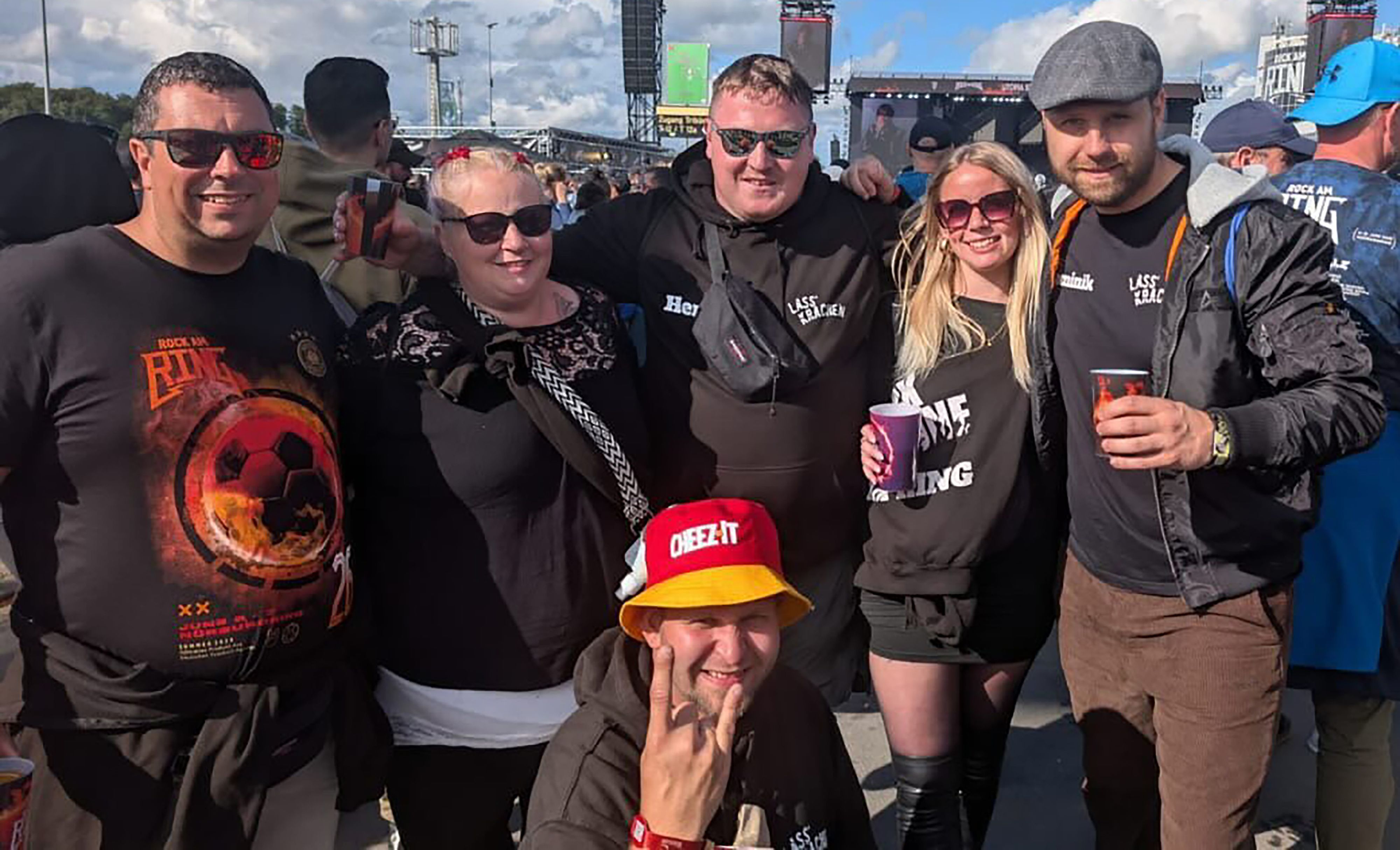 Sechs Fans feiern auf dem Festival.