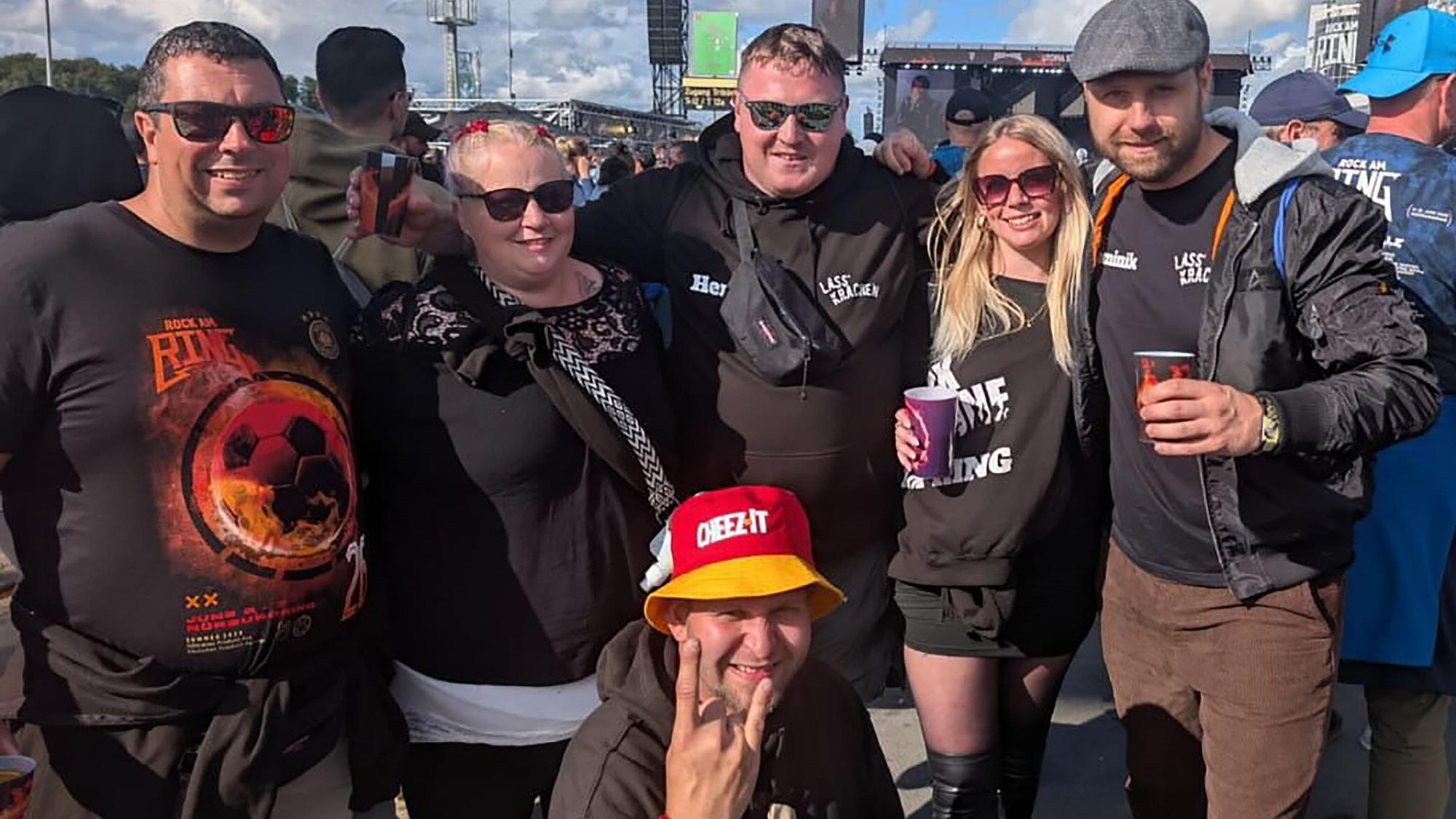 Sechs Fans feiern auf dem Festival.