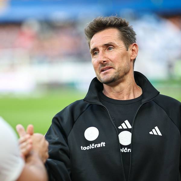 ARCHIV - 09.05.2026, Bayern, Nürnberg: Fußball, Männer: 2. Bundesliga, 1. FC Nürnberg - FC Schalke 04, 33. Spieltag, Max-Morlock-Stadion. Die Trainer Trainer Miroslav Klose (r, 1. FC Nürnberg) und Miron Muslic (FC Schalke 04) stehen vor Spielbeginn auf dem Platz. (zu dpa: «Dritter Neuzugang für Klose und Nürnberg») Foto: Daniel Karmann/dpa +++ dpa-Bildfunk +++