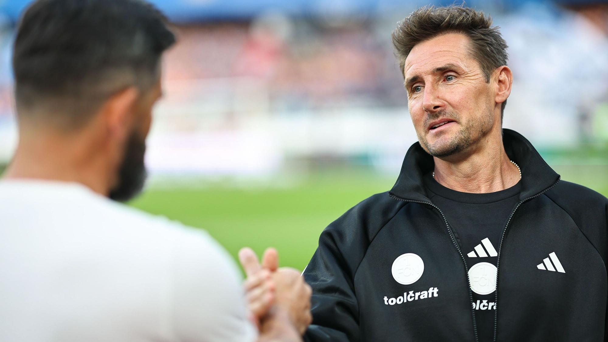 ARCHIV - 09.05.2026, Bayern, Nürnberg: Fußball, Männer: 2. Bundesliga, 1. FC Nürnberg - FC Schalke 04, 33. Spieltag, Max-Morlock-Stadion. Die Trainer Trainer Miroslav Klose (r, 1. FC Nürnberg) und Miron Muslic (FC Schalke 04) stehen vor Spielbeginn auf dem Platz. (zu dpa: «Dritter Neuzugang für Klose und Nürnberg») Foto: Daniel Karmann/dpa +++ dpa-Bildfunk +++