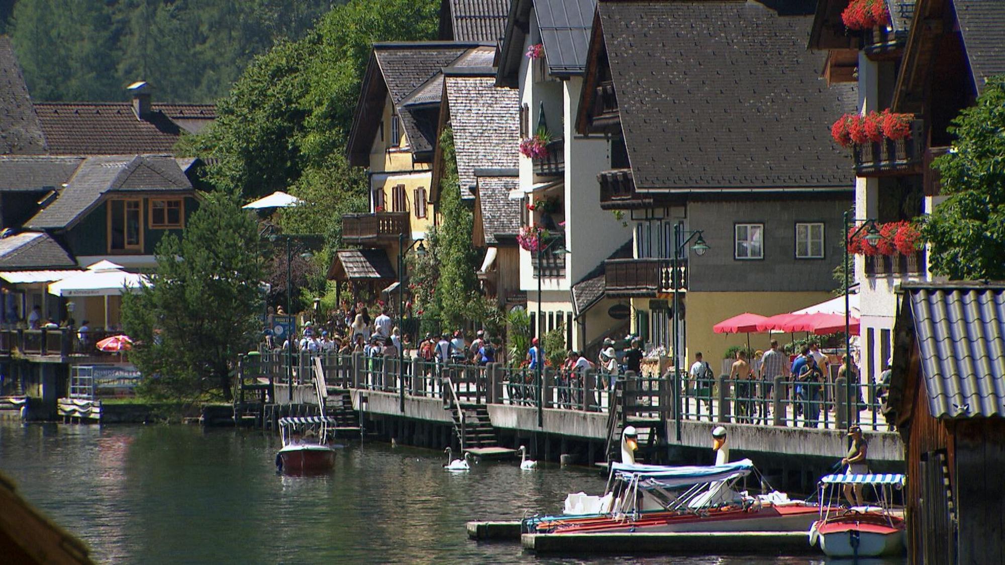 Die atemberaubende, märchenhafte Lage von Hallstatt zwischen dem tiefblauen Hallstätter See und den steilen Bergen des Dachstein-Massivs hat den Ort weltberühmt gemacht. (Bild: ZDF/ORF/Landesstudio Salzburg)