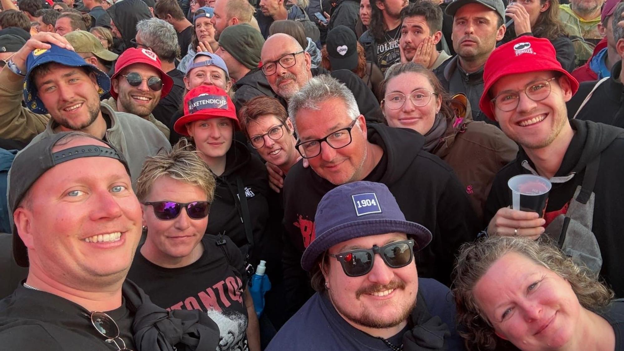 Fans aus der Eifel feiern beim Festival „Rock am Ring“ auf den Nürburgring.
