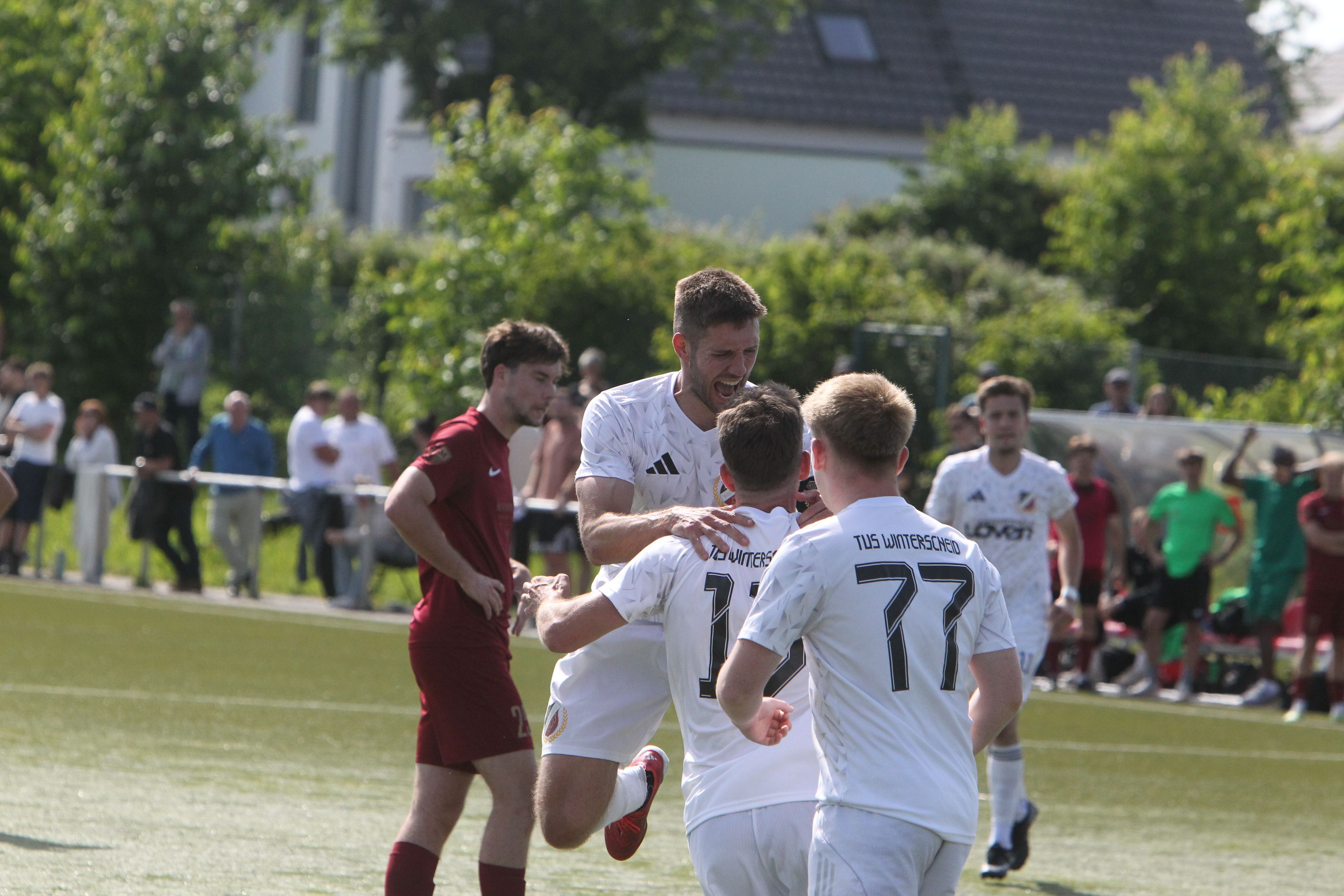 Winterscheids Kapitän und Torgarant Michael Fischer freut sich über den verwandelten Handelfmeter zum 3:2.