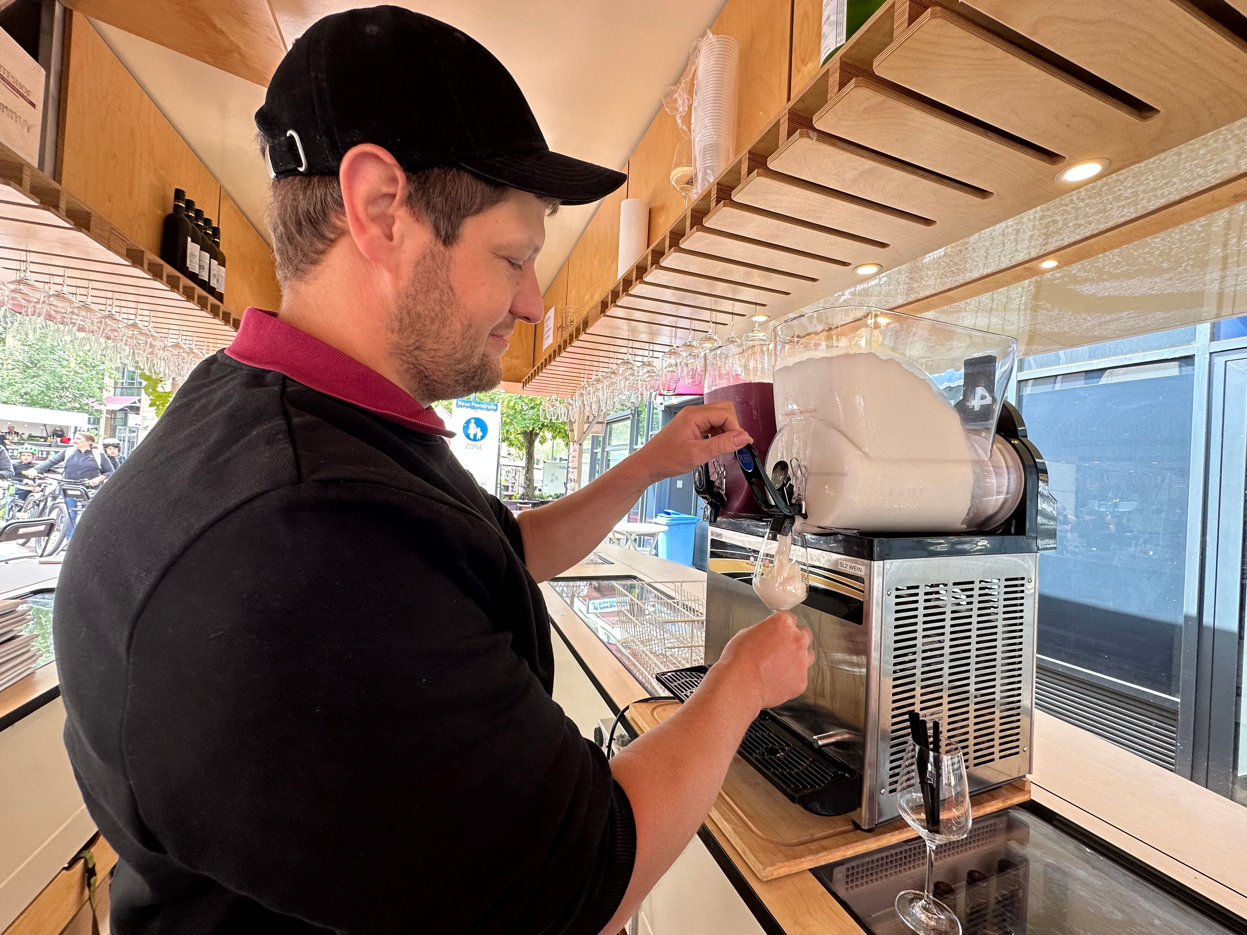 Zuerst die weiße Scheurebe, dann der rote Dornfelder. Winzermeister Eric Gröhl vom Weingut Merteshof mit dem neuen Trendgetränk aus der Slush-Maschine: Frozen Wine