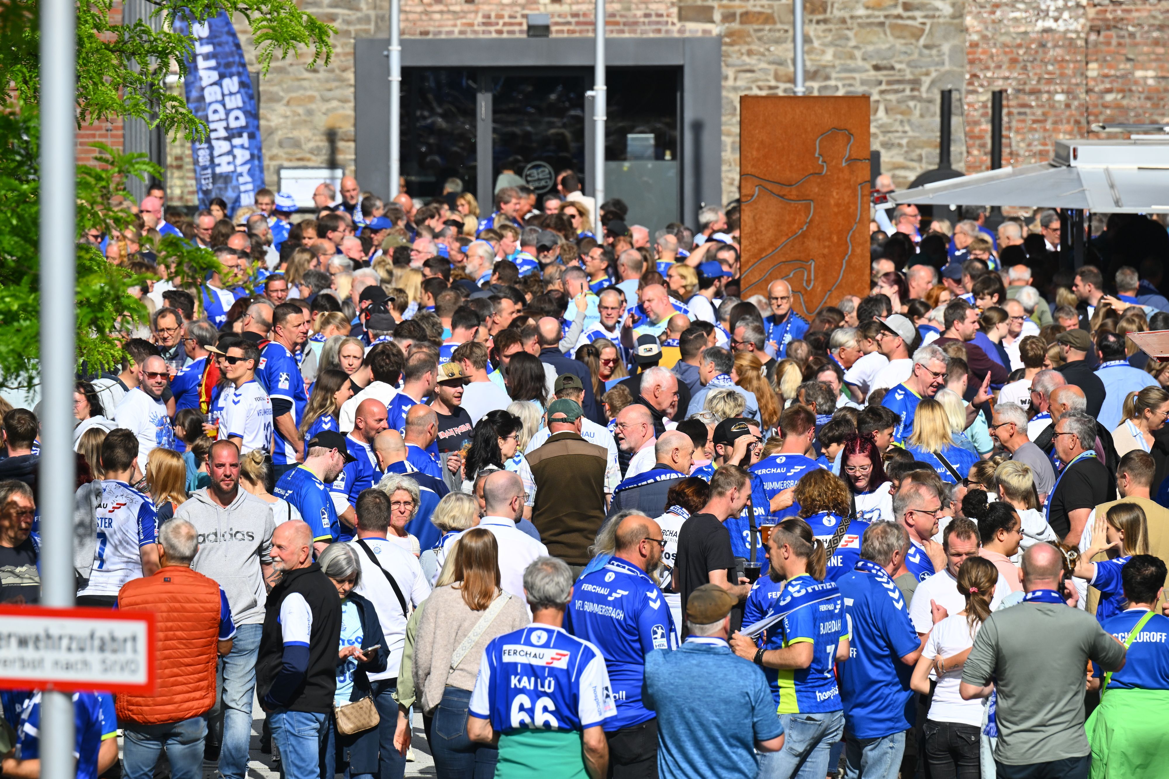 Viele Fans und Zuschauer vor der Arena auf dem Heiner-Brand-Platz.