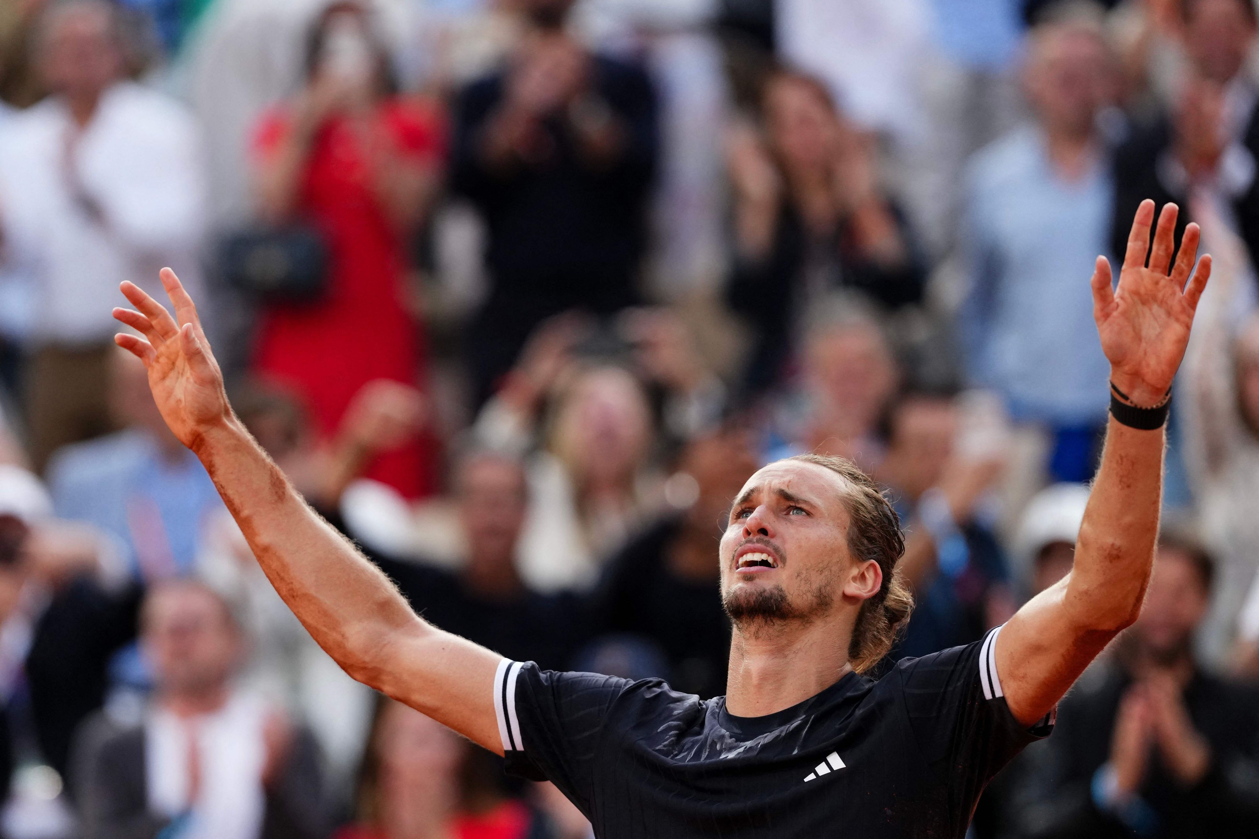 Alexander Zverev jubelt mit erhobenen Armen.