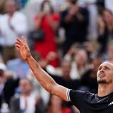 Alexander Zverev jubelt mit erhobenen Armen.