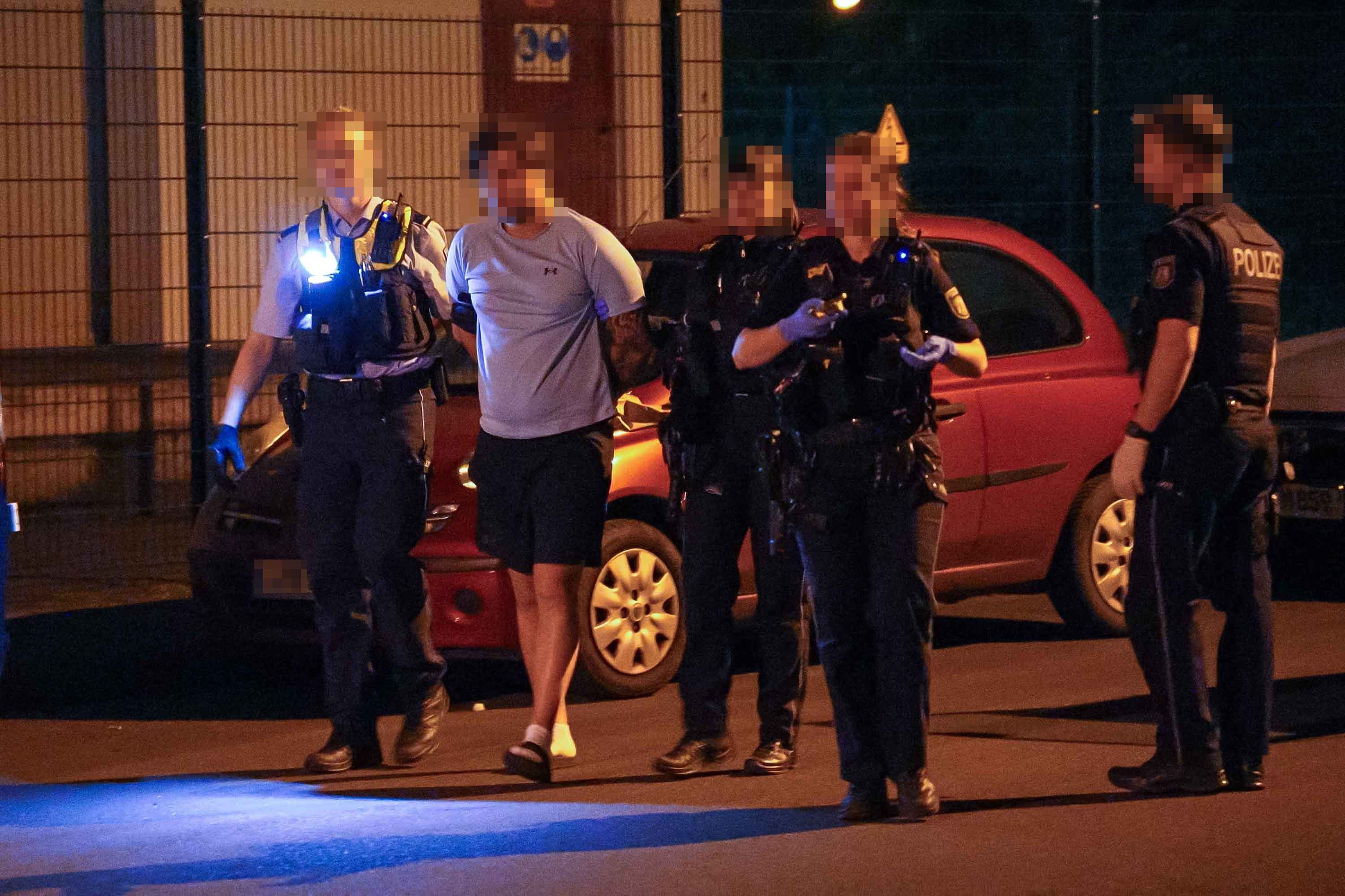 Die Polizei bei einer Festnahme.