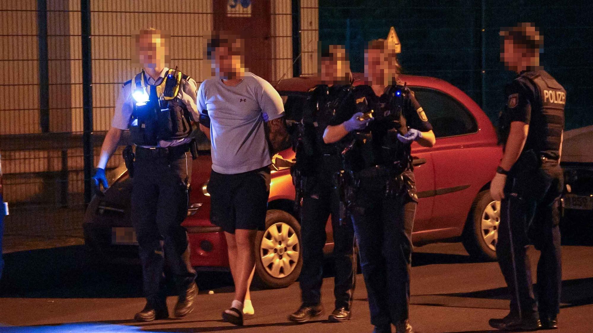 Die Polizei bei einer Festnahme.