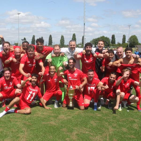 Die Sportfreunde Troisdorf 05 feierten mit einem 9:0-Kantersieg beim TuS Mondorf II den Meistertitel im Kreisoberhaus.
