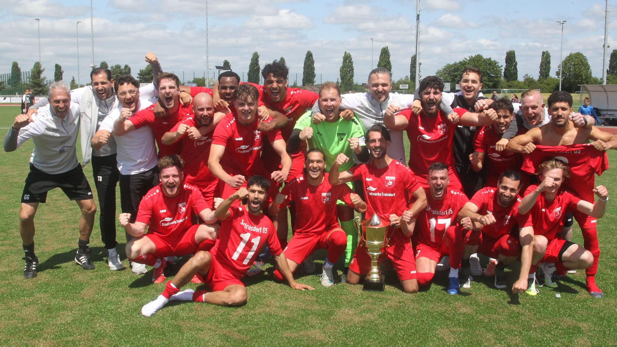 Die Sportfreunde Troisdorf 05 feierten mit einem 9:0-Kantersieg beim TuS Mondorf II den Meistertitel im Kreisoberhaus.