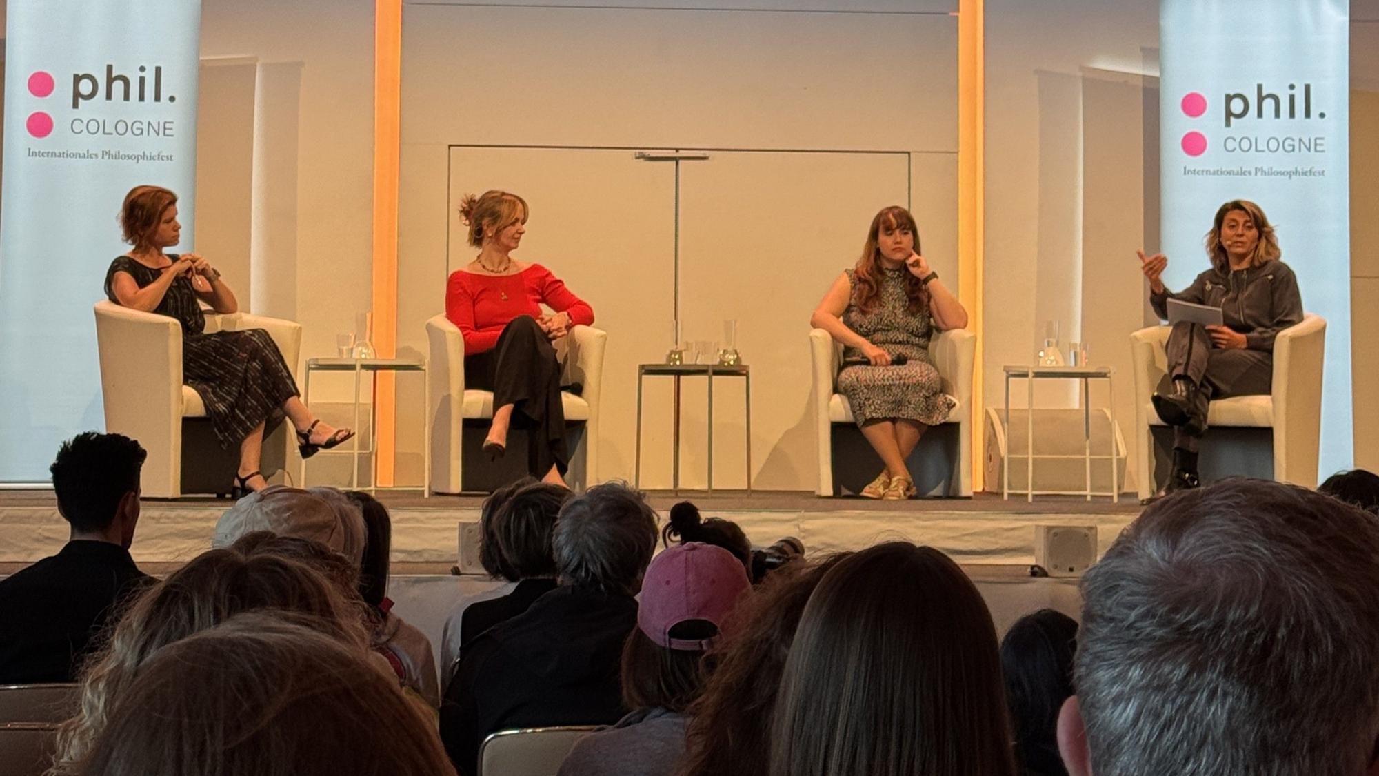 Diskussion zum Thema „Feindbild Frau“ bei der Phil.Cologne am Sonntag mit Ingrid Brodnig, Kristina Lunz, Ricarda Lang und Moderatorin Stephanie Rohde (v.l.n.r.).