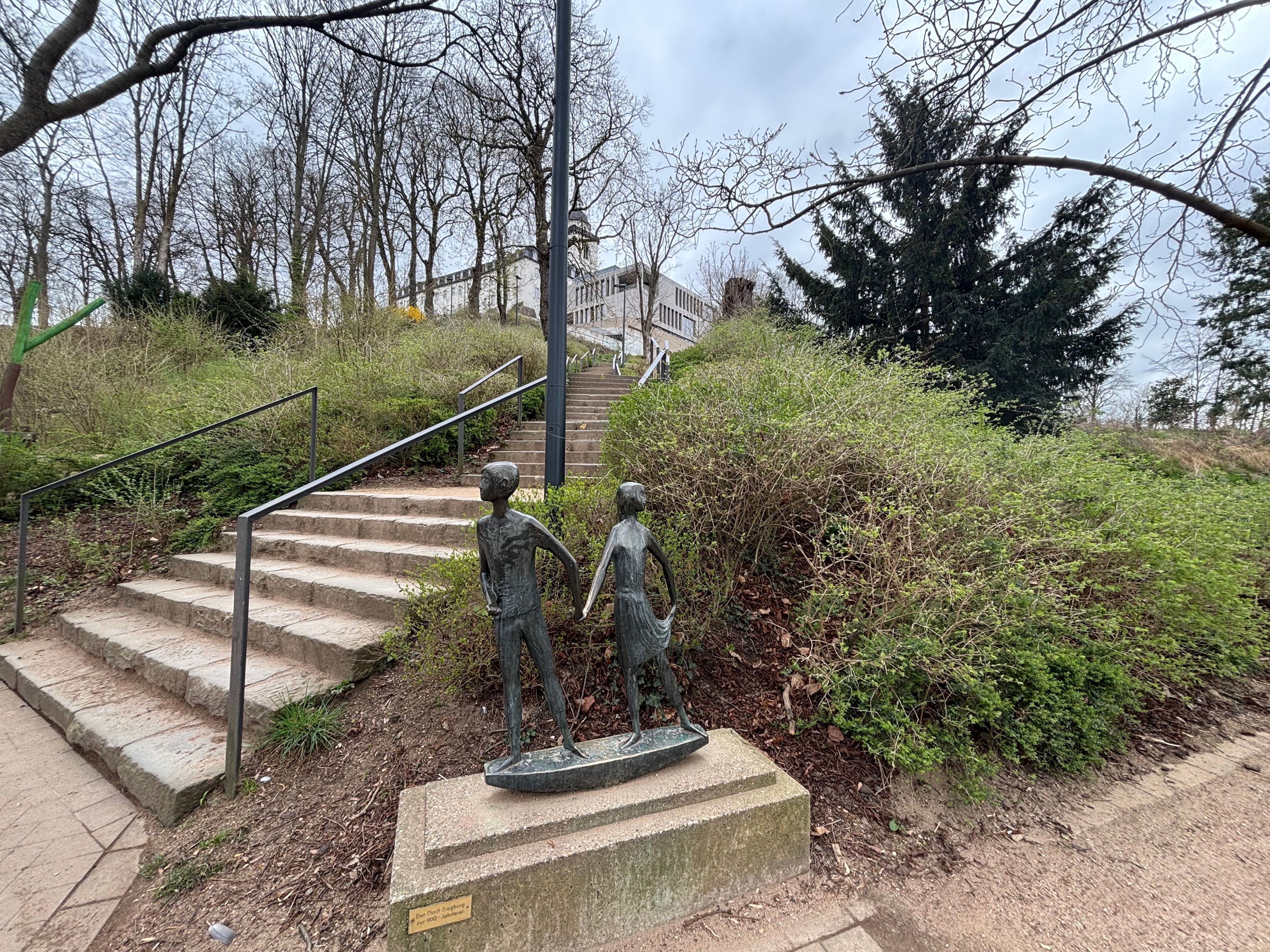 Die Plastik neben der Treppe hinauf zum Katholisch-Sozialen Institut.