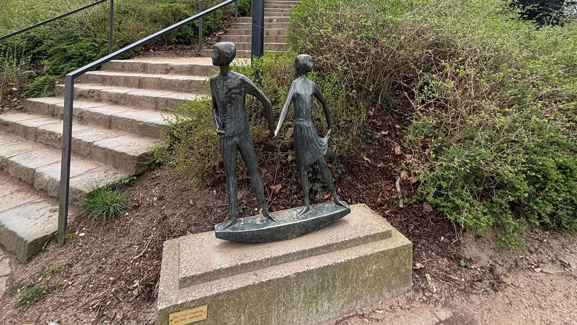 Die Plastik neben der Treppe hinauf zum Katholisch-Sozialen Institut.