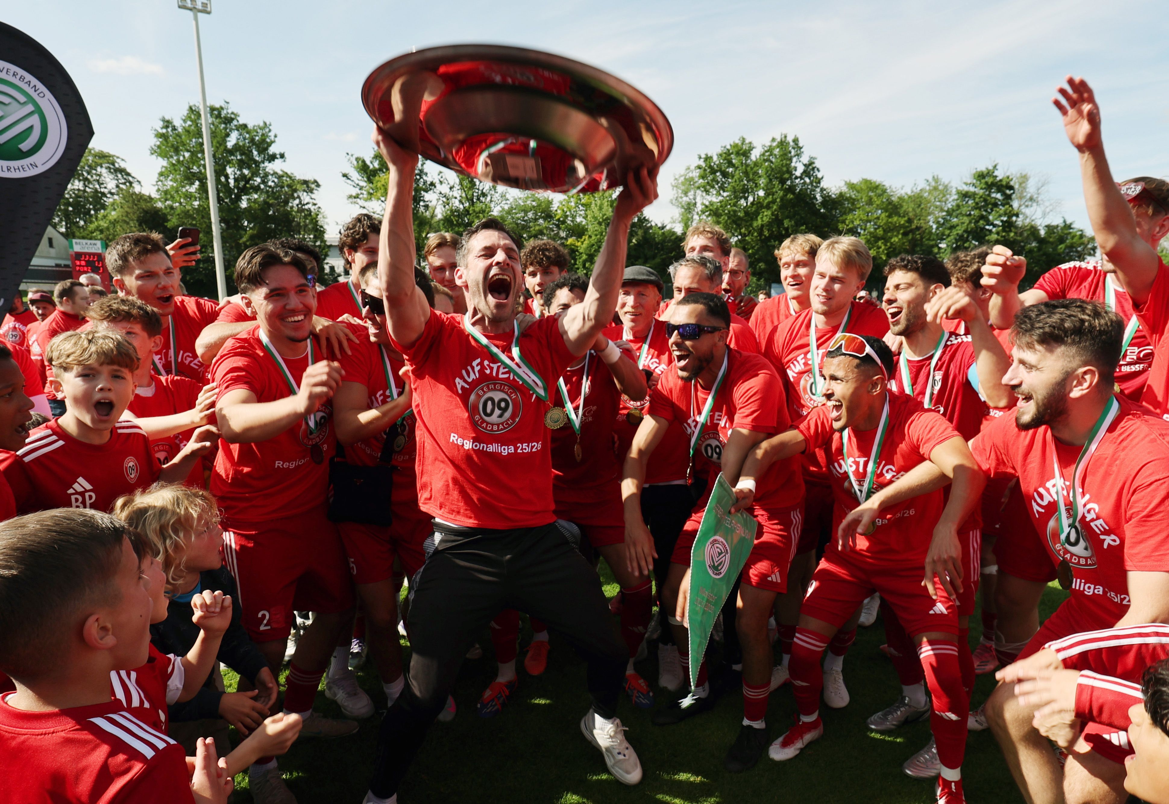 SV 09-Trainer Kevin Kruth jubelt mit der Meisterschale.