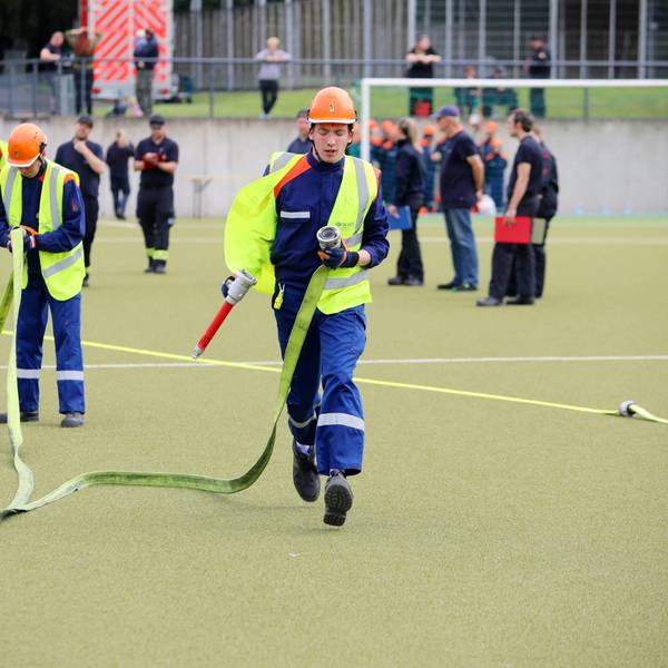 Jugendfeuerwehrleute bauen beim Wettbewerb zur Leistungsspange einen Löschangriff auf.
