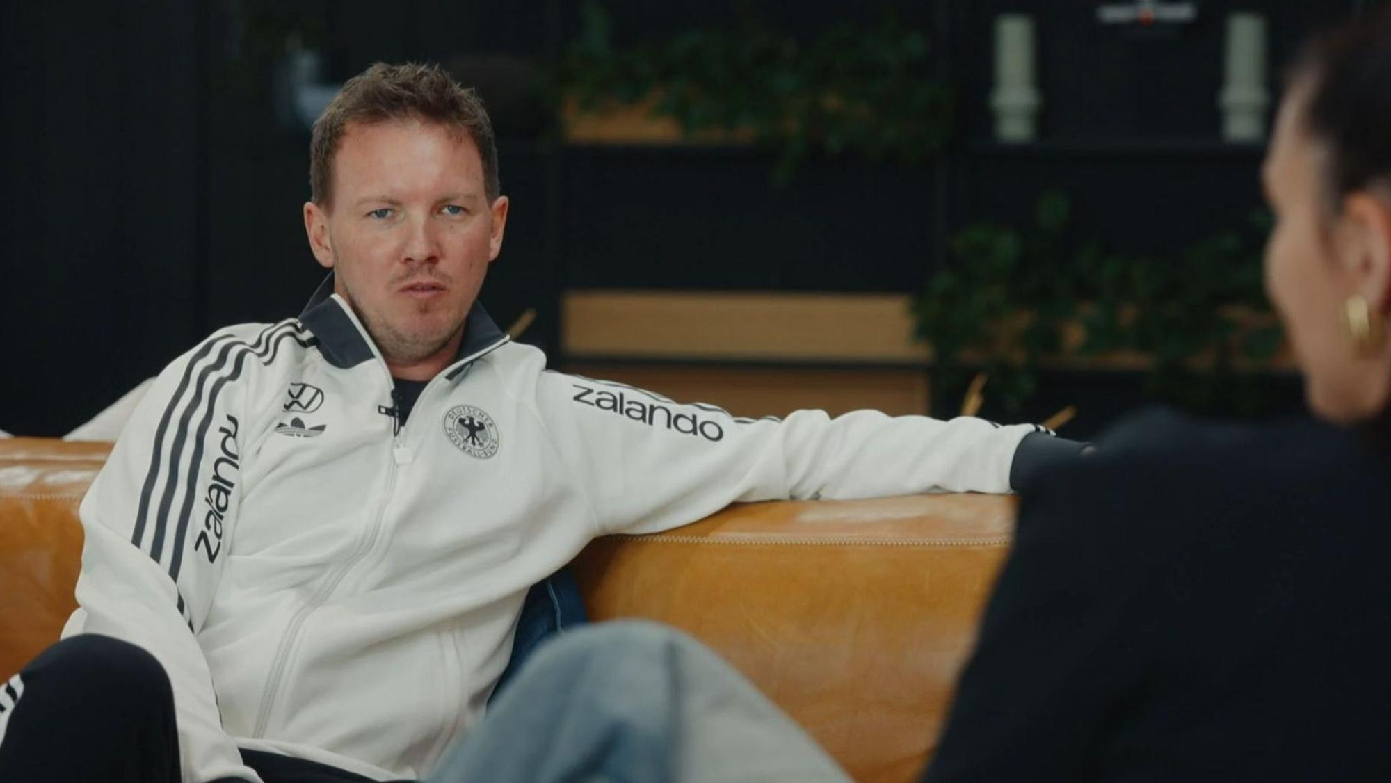 Esther Sedlaczek interviewte für den Film „WM-Wahnsinn und Titel-Träume“ Bundestrainer Julian Nagelsmann. (Bild: SWR)