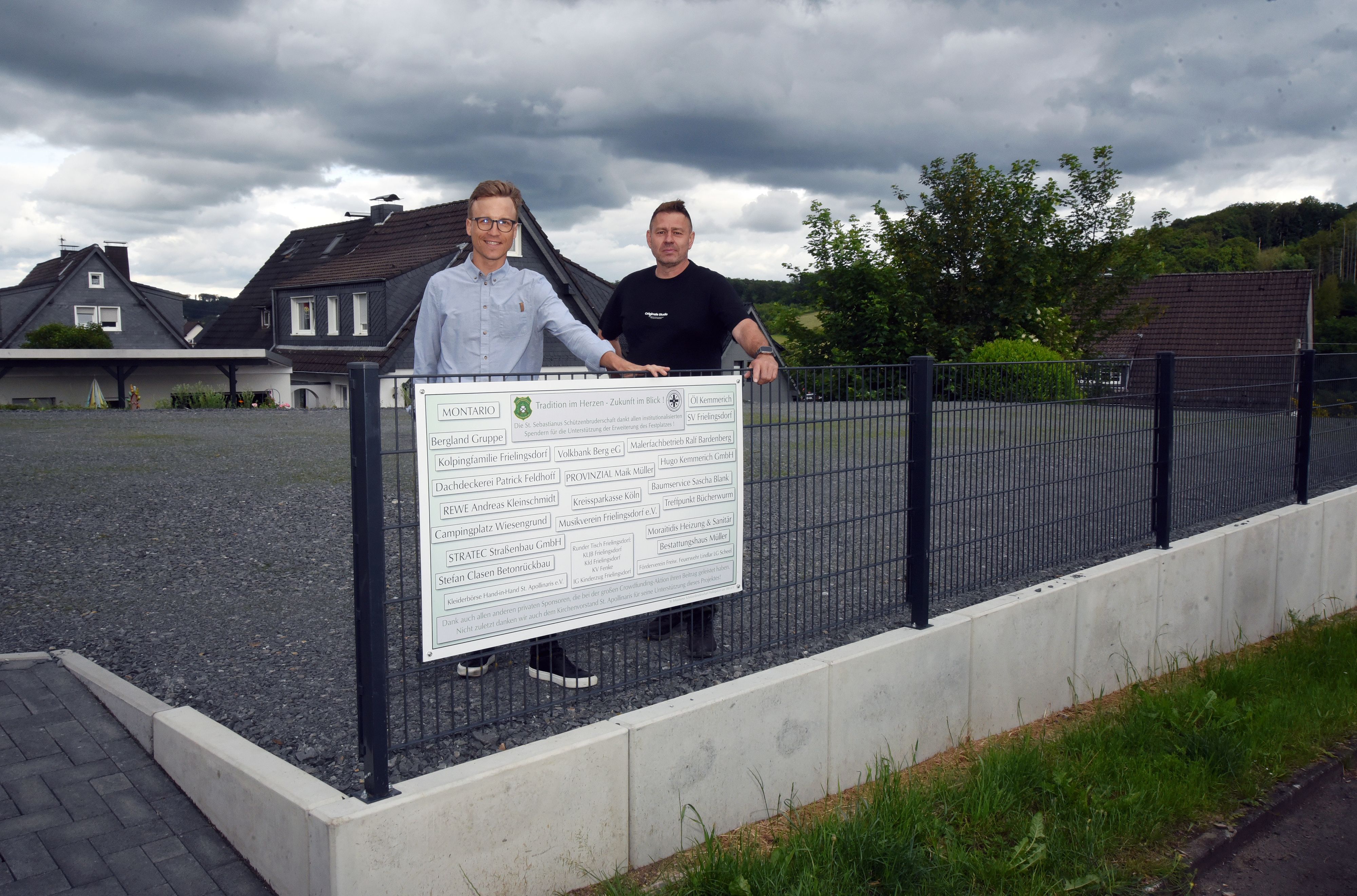 Stabil genug für Fahrgeschäfte  ist die Schotterwiese am Parkplatz hinter St. Apollinaris, erläutern Sascha Blank (l.) und Torben Sauermann.