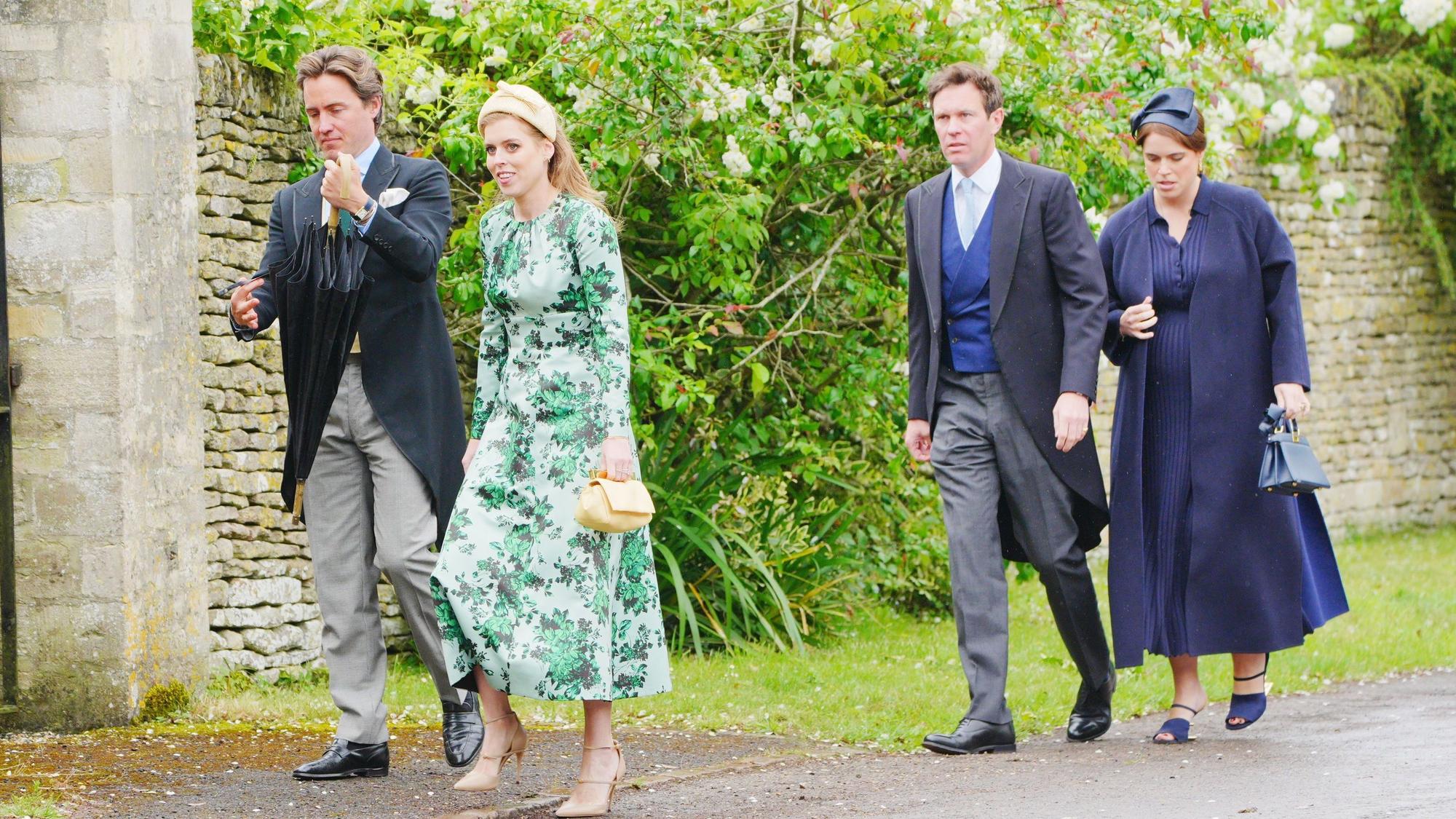 Edoardo Mapelli Mozzi (l-r), Prinzessin Beatrice, Jack Brooksbank und Prinzessin Eugenie bei ihrer Ankunft zur Hochzeit von Harriet Sperling und Peter Phillips in der All Saints Church in Kemble, Gloucestershire.