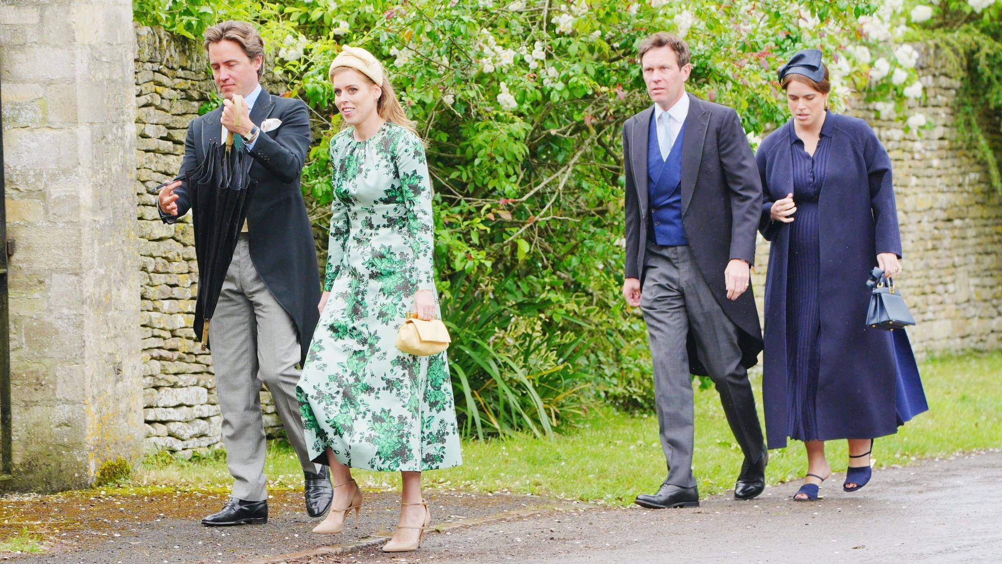 Edoardo Mapelli Mozzi (l-r), Prinzessin Beatrice, Jack Brooksbank und Prinzessin Eugenie bei ihrer Ankunft zur Hochzeit von Harriet Sperling und Peter Phillips in der All Saints Church in Kemble, Gloucestershire.