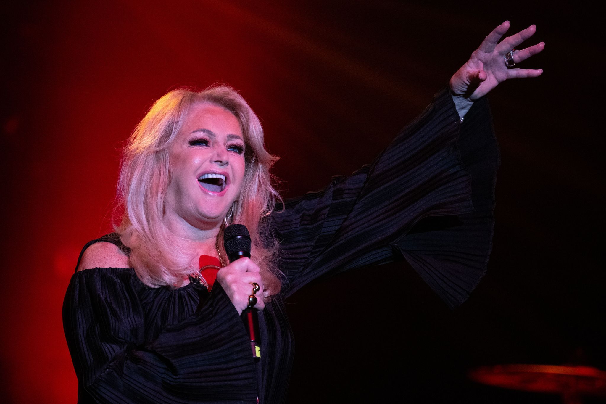 Bonnie Tyler singt.