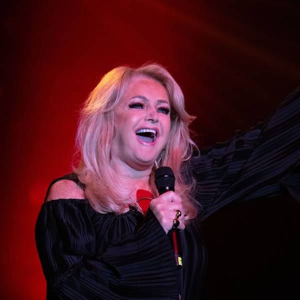 Bonnie Tyler singt.