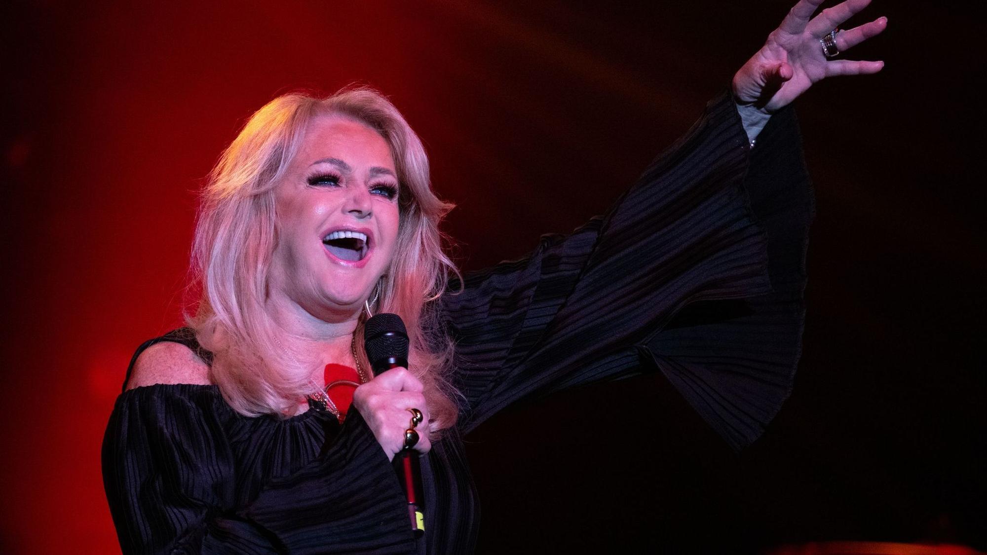 Bonnie Tyler singt.