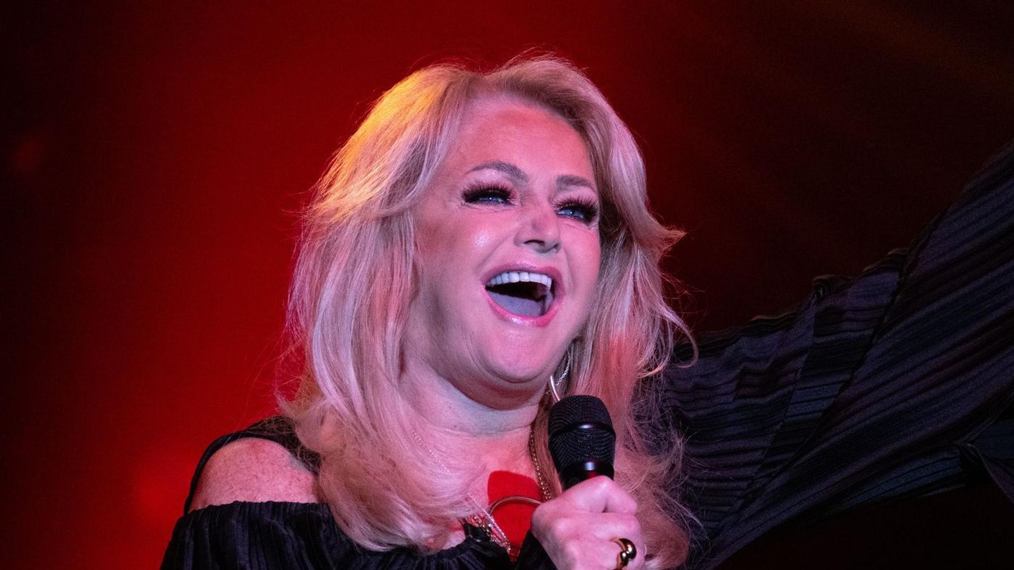 Bonnie Tyler singt.