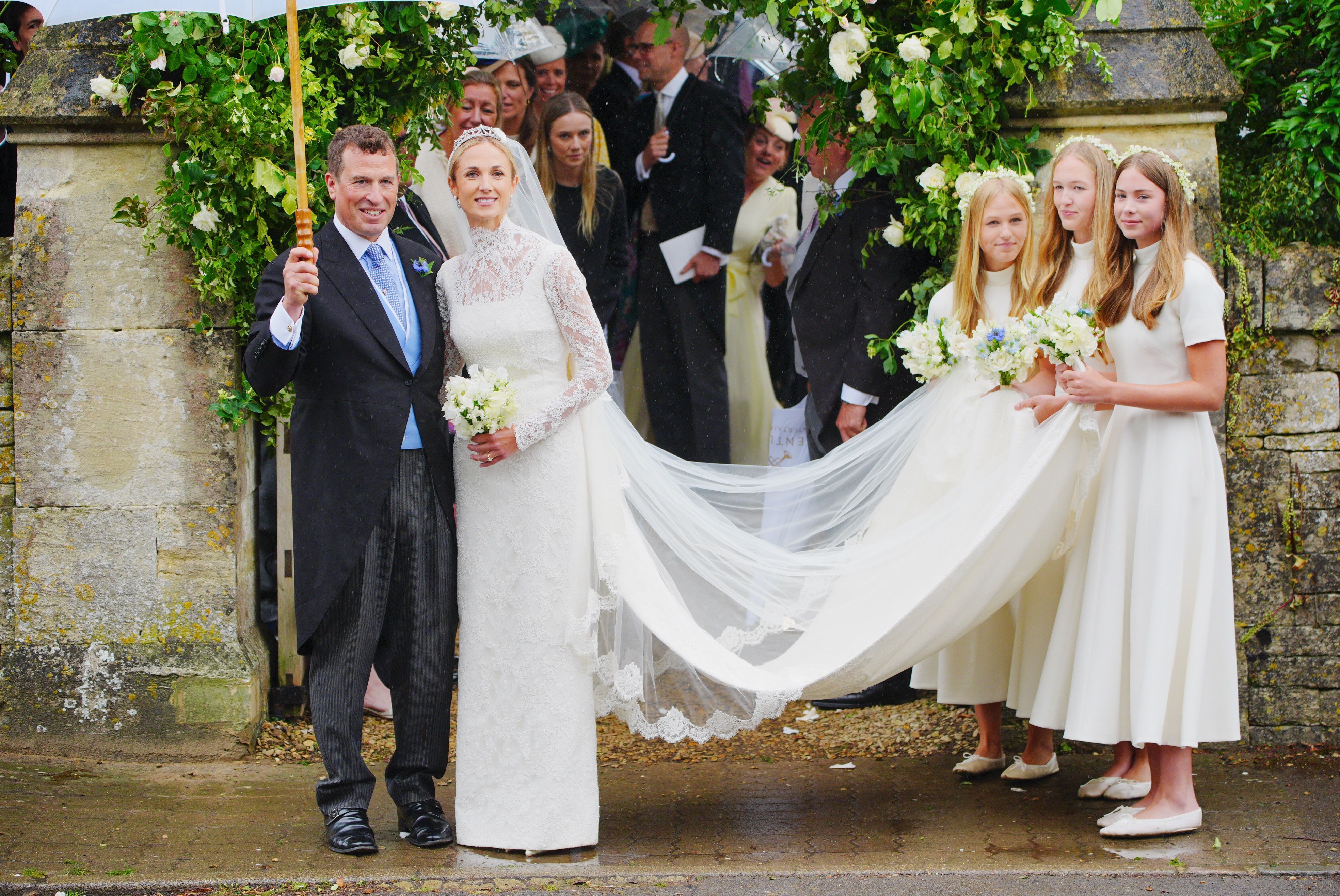 Harriet Sperling und Peter Phillips, begleitet von den Brautjungfern (l-r) Isla Phillips, Savannah Phillips und Georgina Sperling nach ihrer Trauung in der All Saints Church in Kemble, Gloucestershire.