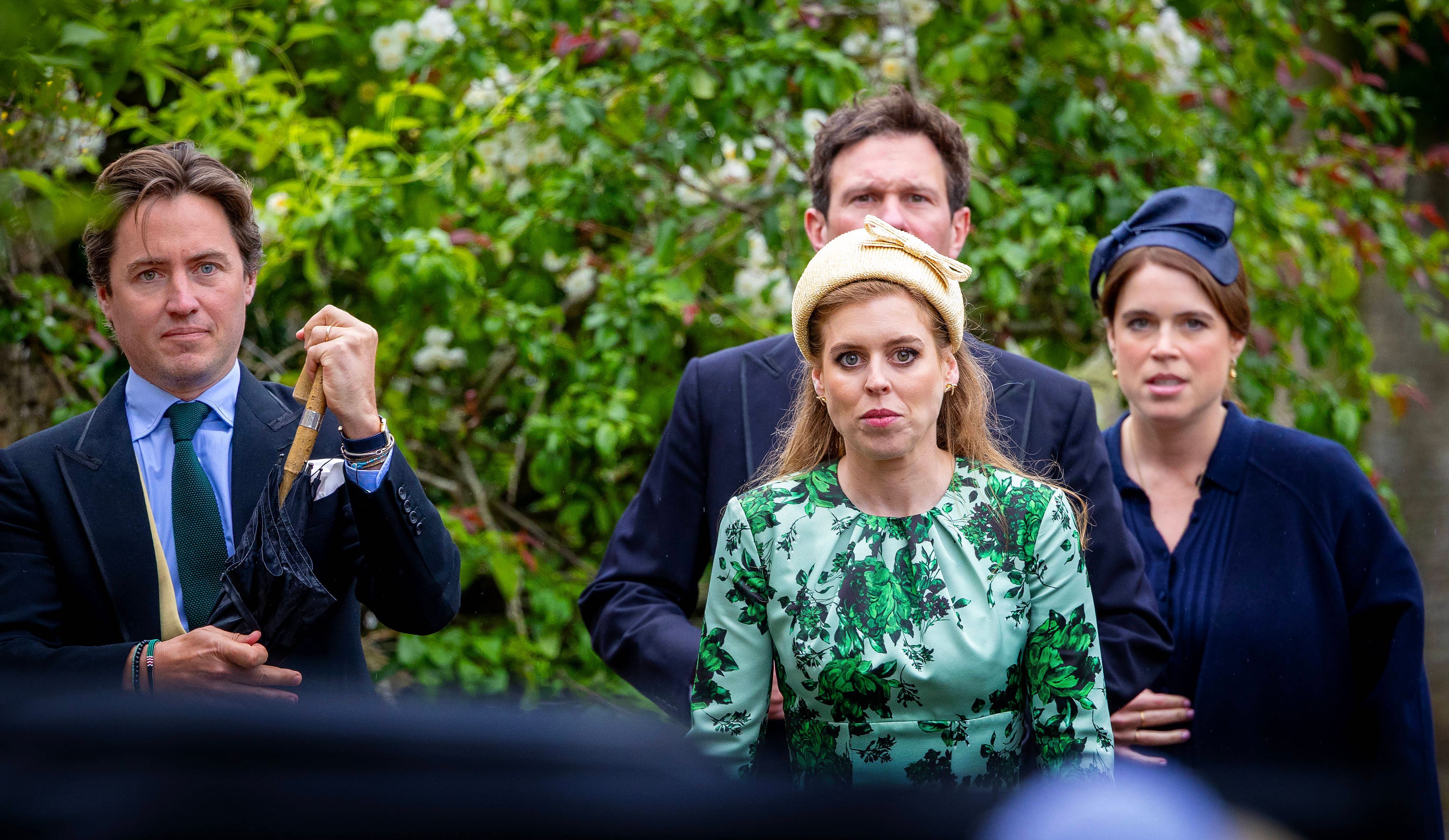 Prinzessin Eugenie mit Ehemann Jack Brooksbank (l) und Prinzessin Beatrice mit Ehemann Edoardo Mapelli Mozzi (r) bei der Trauung von Peter Phillips und Harriet Sperling in der All Saints Church in Kemble.