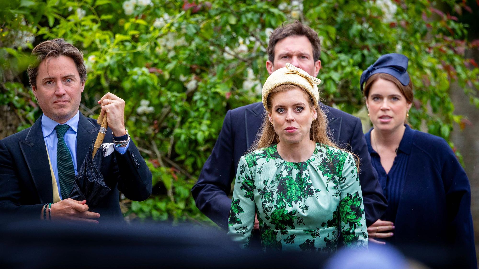 Prinzessin Eugenie mit Ehemann Jack Brooksbank (l) und Prinzessin Beatrice mit Ehemann Edoardo Mapelli Mozzi (r) bei der Trauung von Peter Phillips und Harriet Sperling in der All Saints Church in Kemble.