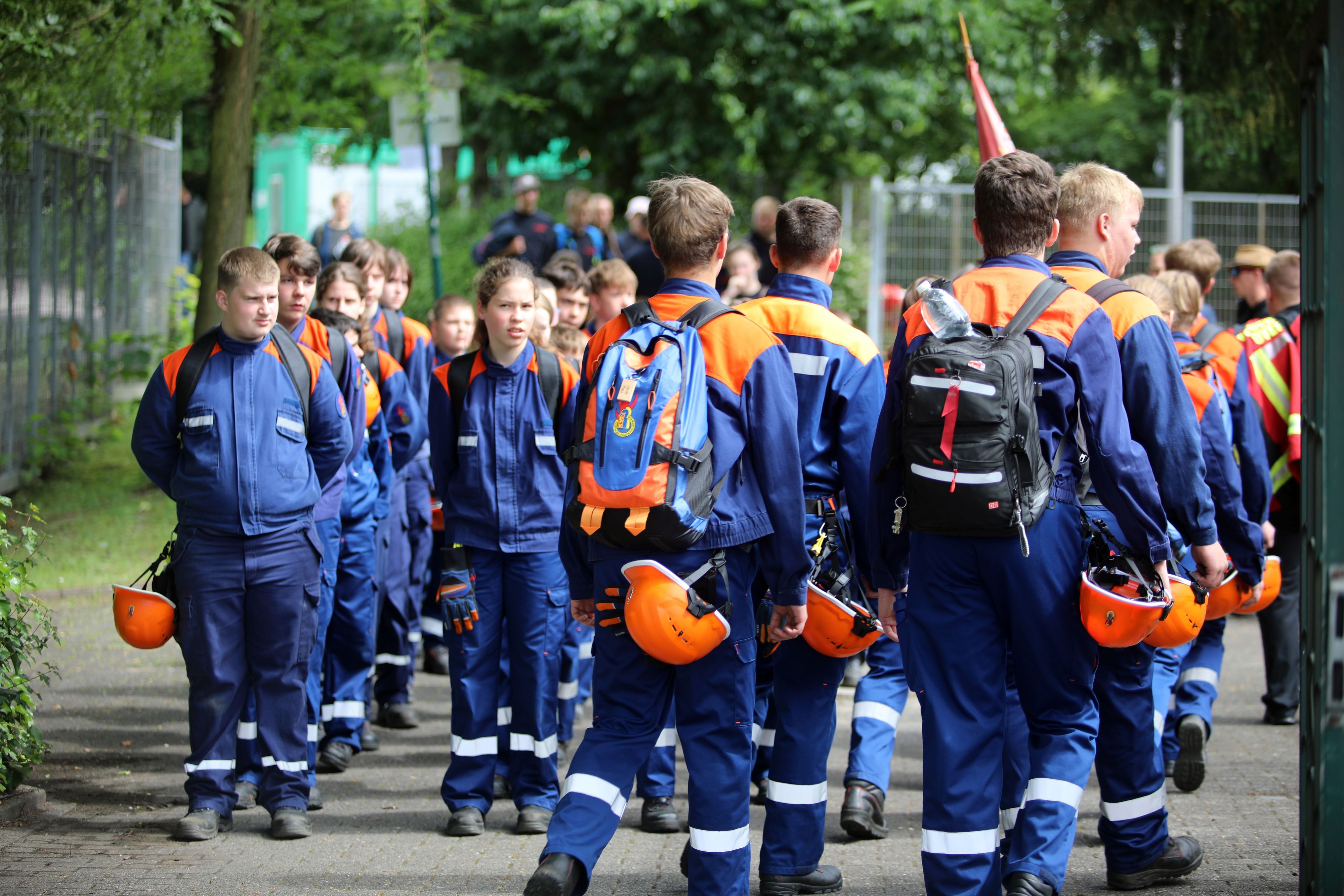 Jugendfeuerwehrleute aus Overath marschieren am Tag des Leistungspange-Wettbewerbs von Station zu Station durch das Bergisch Gladbacher Stadiongelände.