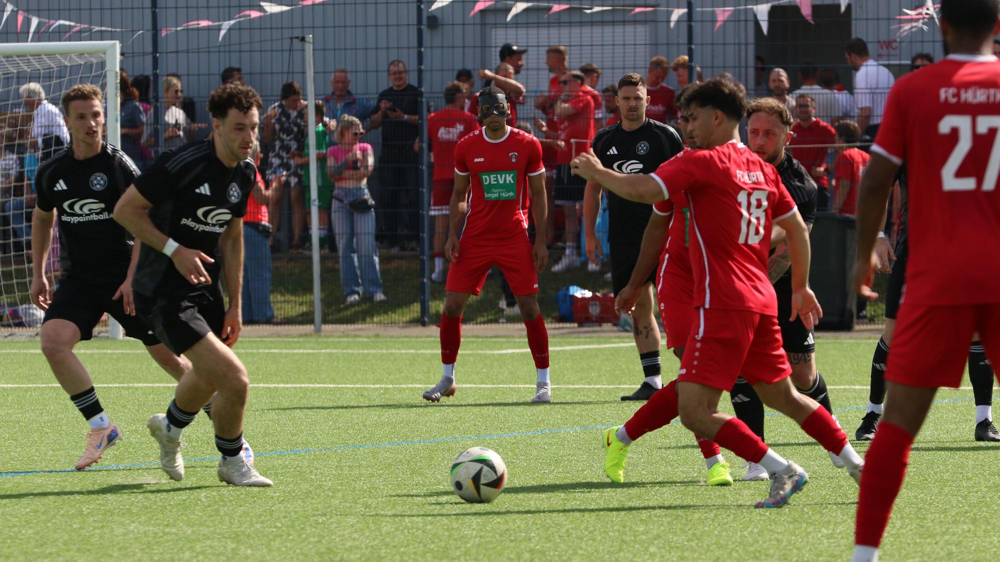 Ein Spieler von Hürth hat den Ball, sieht sich aber mehreren Spielern des TuS Zülpich entgegen.